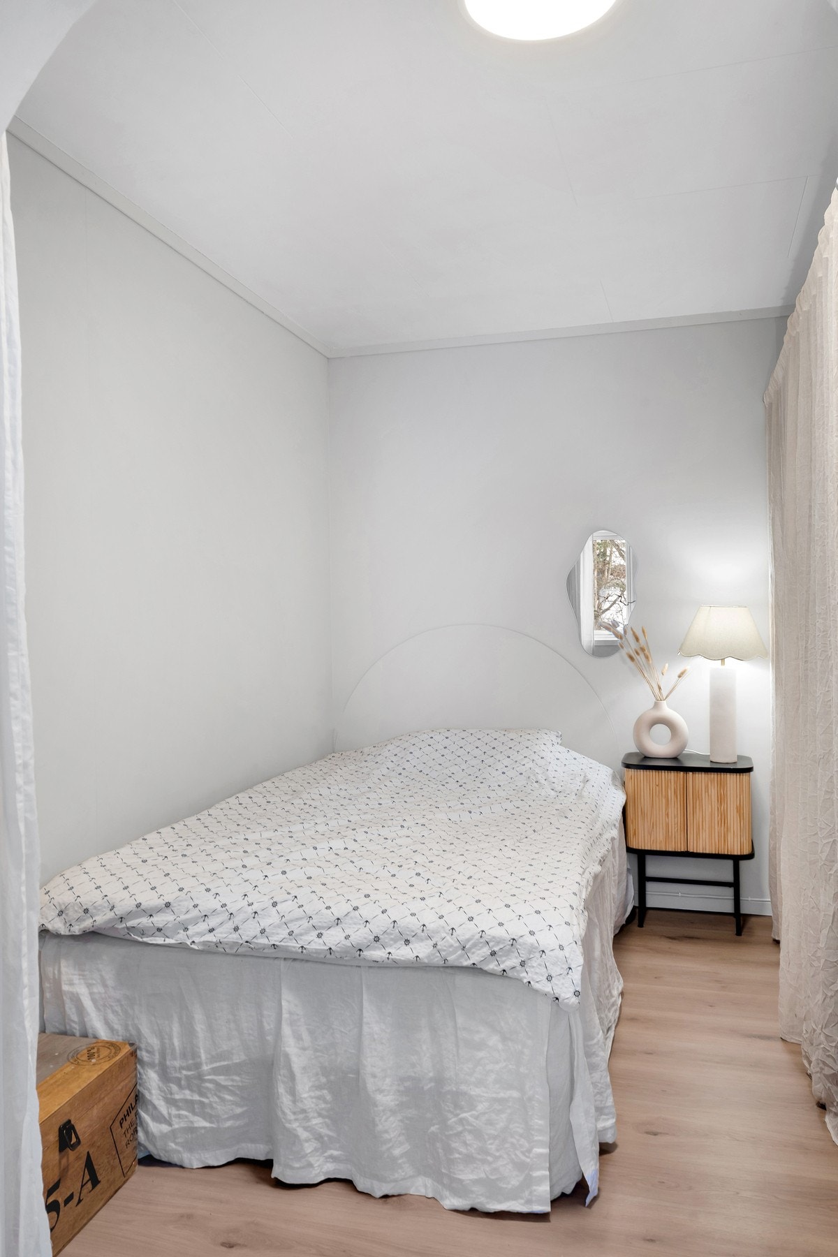 Leiligheten har en sovealkove. Galleribilde