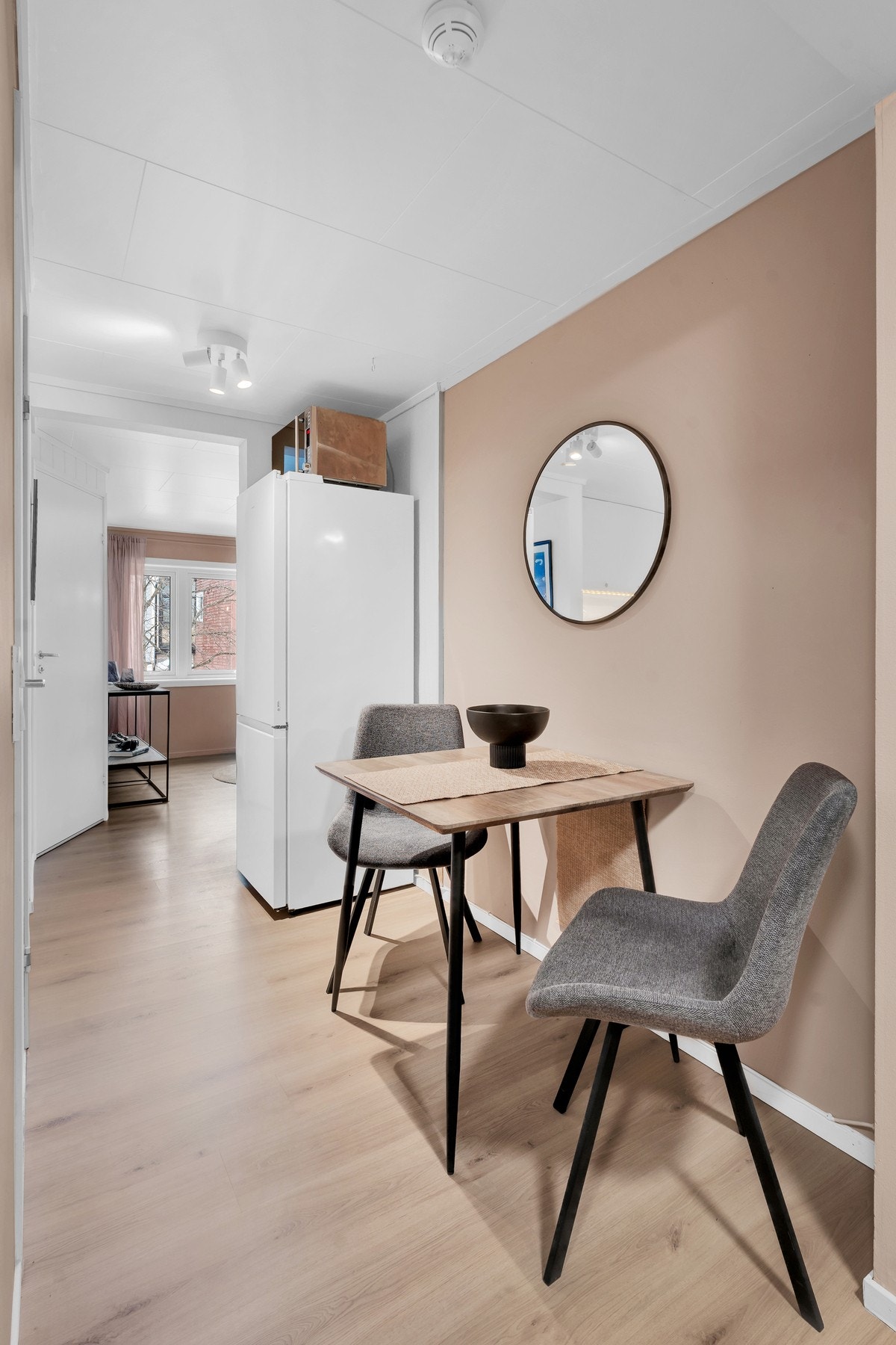 Kjøleskapet er plassert rett ovenfor kjøkkenet. Galleribilde