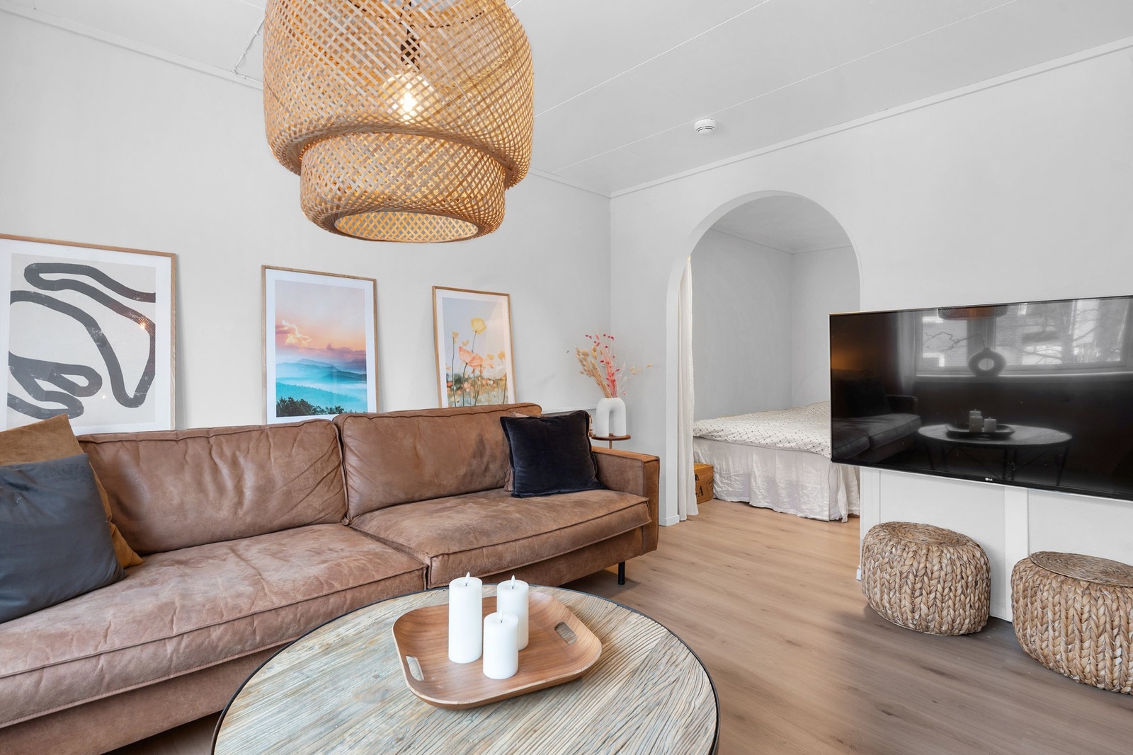 Stuen er romslig med god plass til møblering. Galleribilde