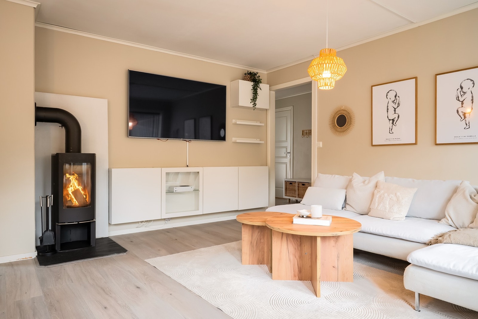 Fin og moderne vedovn som oppvarmingskilde Galleribilde