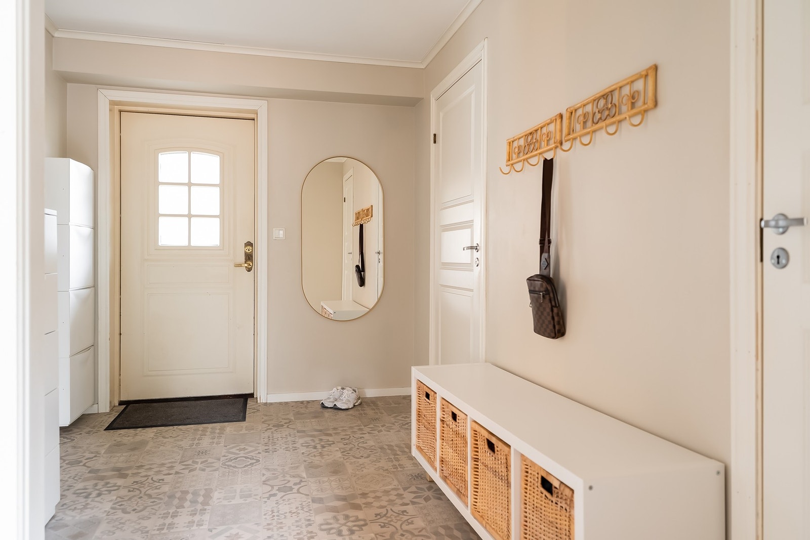 Lys og innbydende entré med god plass til yttertøy og sko. Herfra er det tilgang til blant annet den innvendige boden som er på 3m² Galleribilde