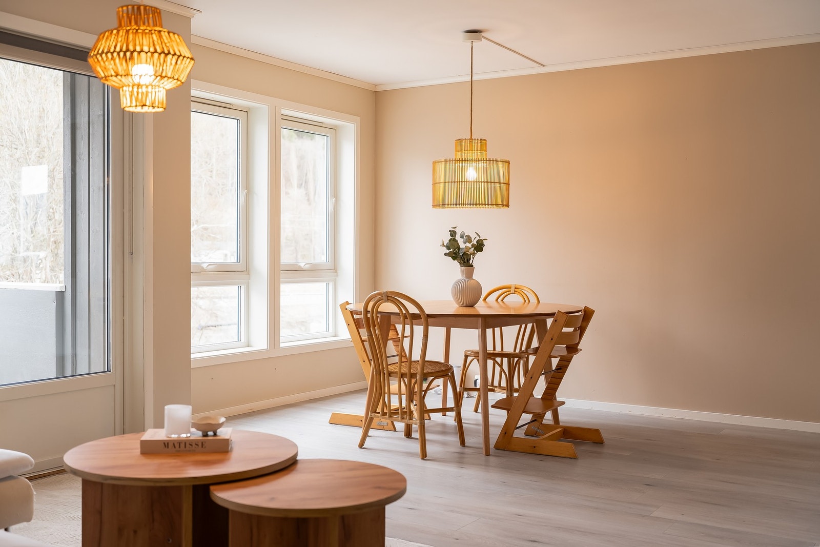 God plass til spisegruppe i tillegg til sofagruppe på stuen Galleribilde