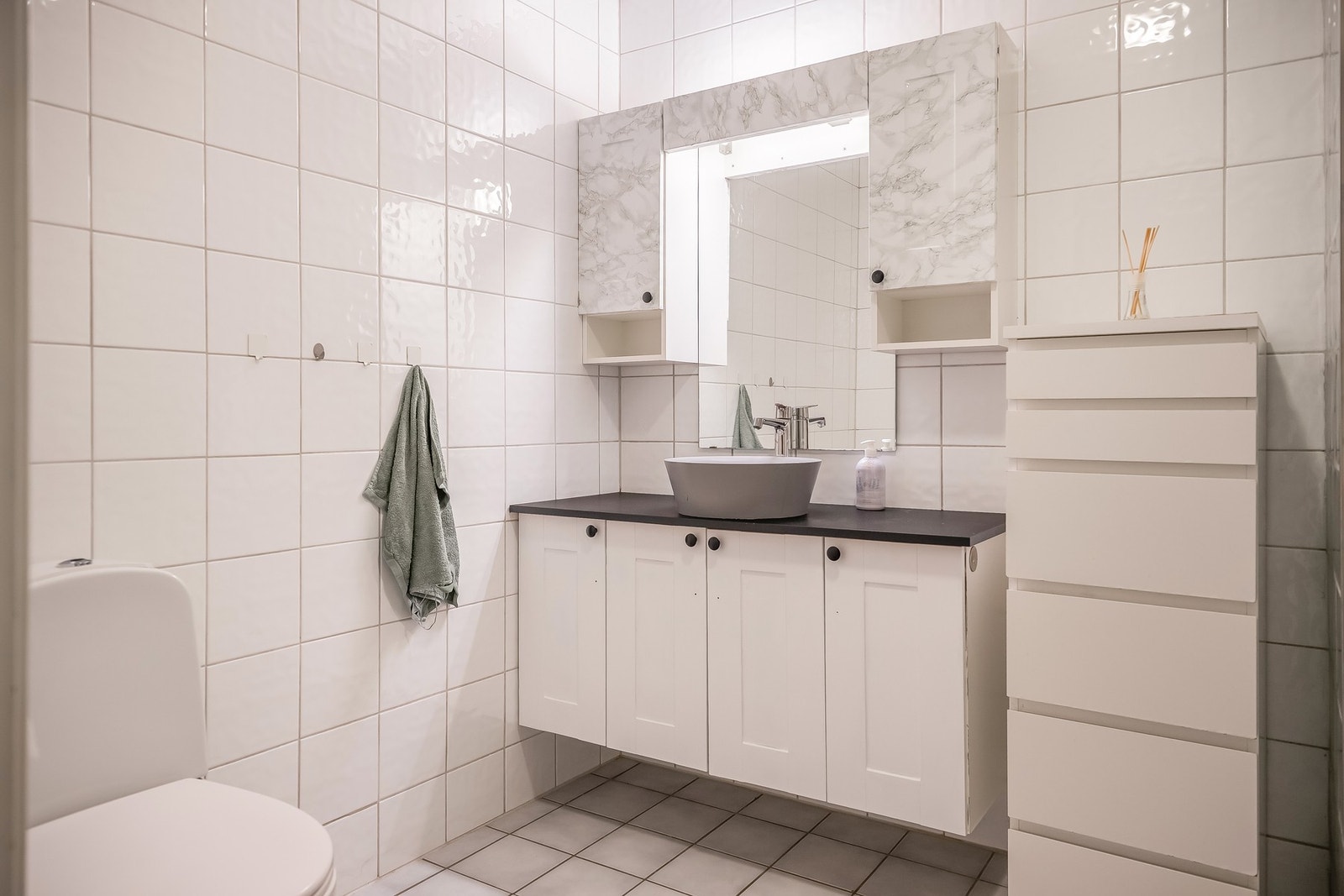 Fint, flislagt bad med varmekabler i gulv og ellers alt av nødvendig utstyr. Galleribilde