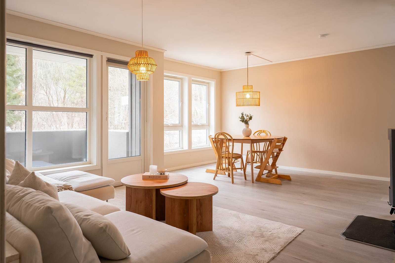 Leiligheten har hjørnebeliggenhet i 1. etasje, noe som betyr vinduer på flere sider Galleribilde