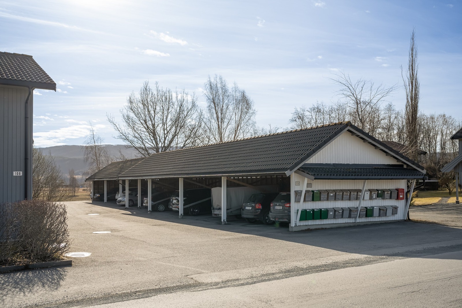 Egen plass i carport. Her er det mulig å etablere elbillader om ønskelig Galleribilde