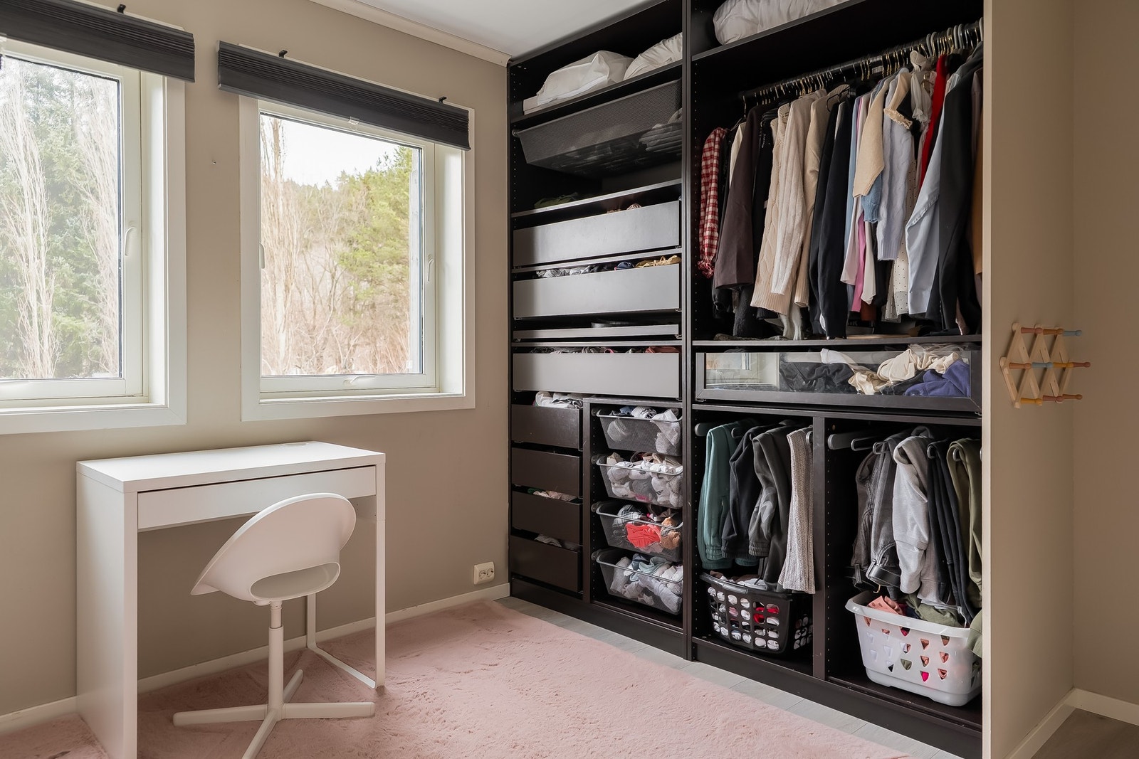 Hovedsoverommet har en stor og praktisk garderobeløsning Galleribilde