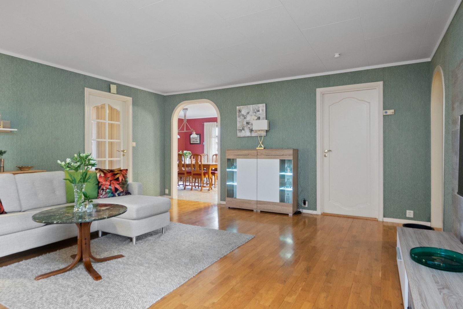Innvendig er det gulv av parkett, fliser, teppe og laminat. Galleribilde