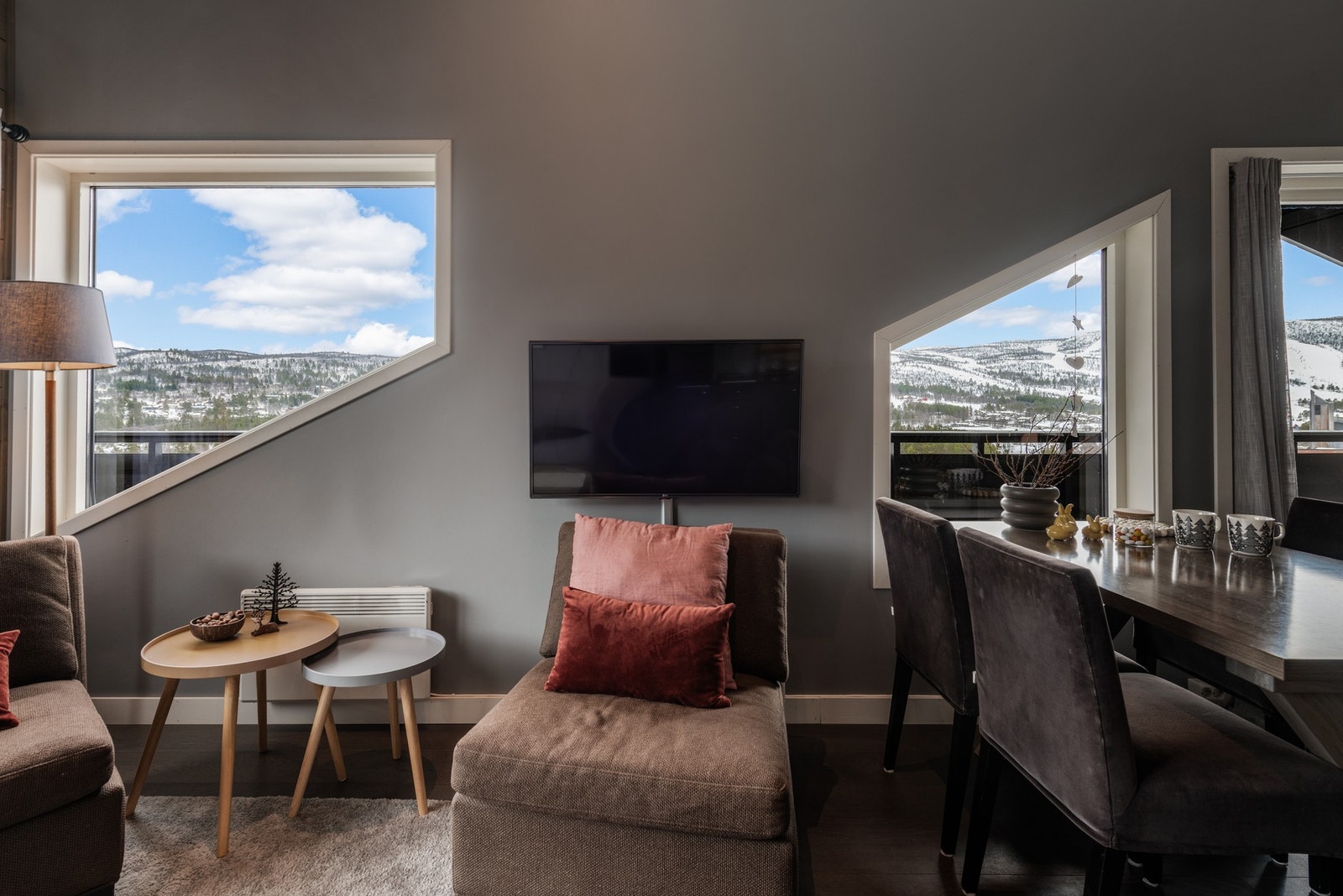 Kryp opp i sofaen etter en lang dag ute i fjellet Galleribilde