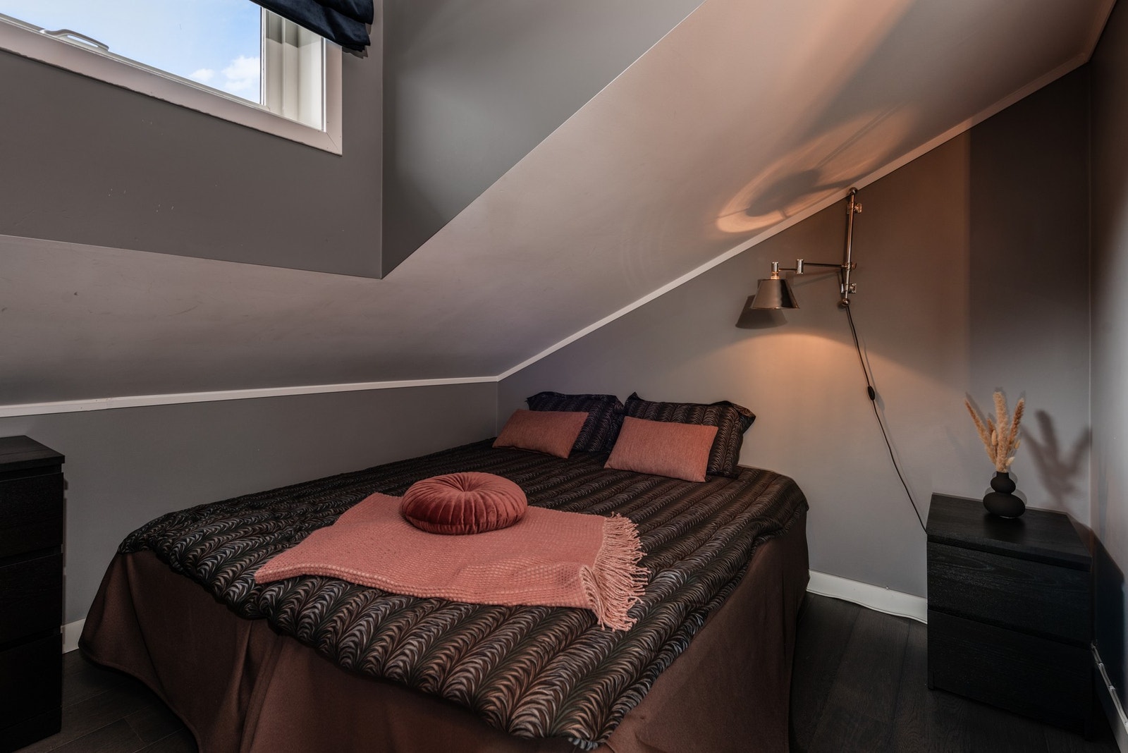 Drøm søtt i myke dyner omringet av frisk fjelluft Galleribilde