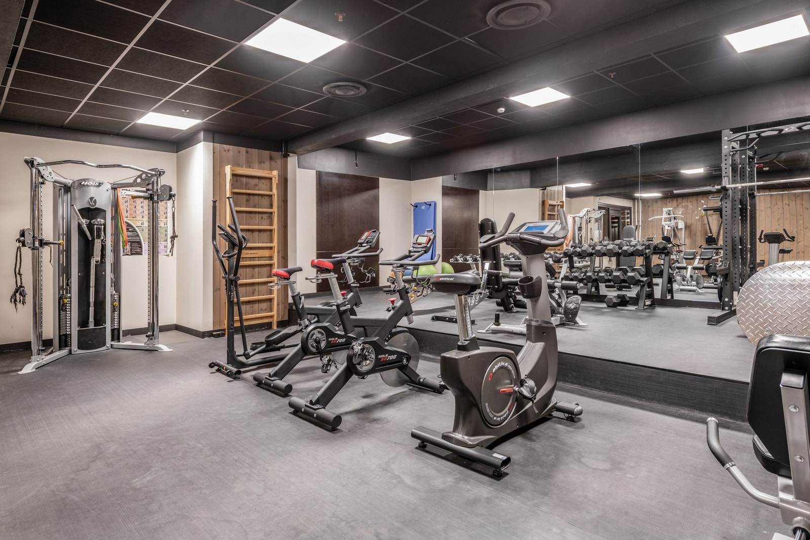 Hva med en treningsøkt før du avslutter med en tur i bassengområdet, med svømmebasseng, sauna og boblebad Galleribilde