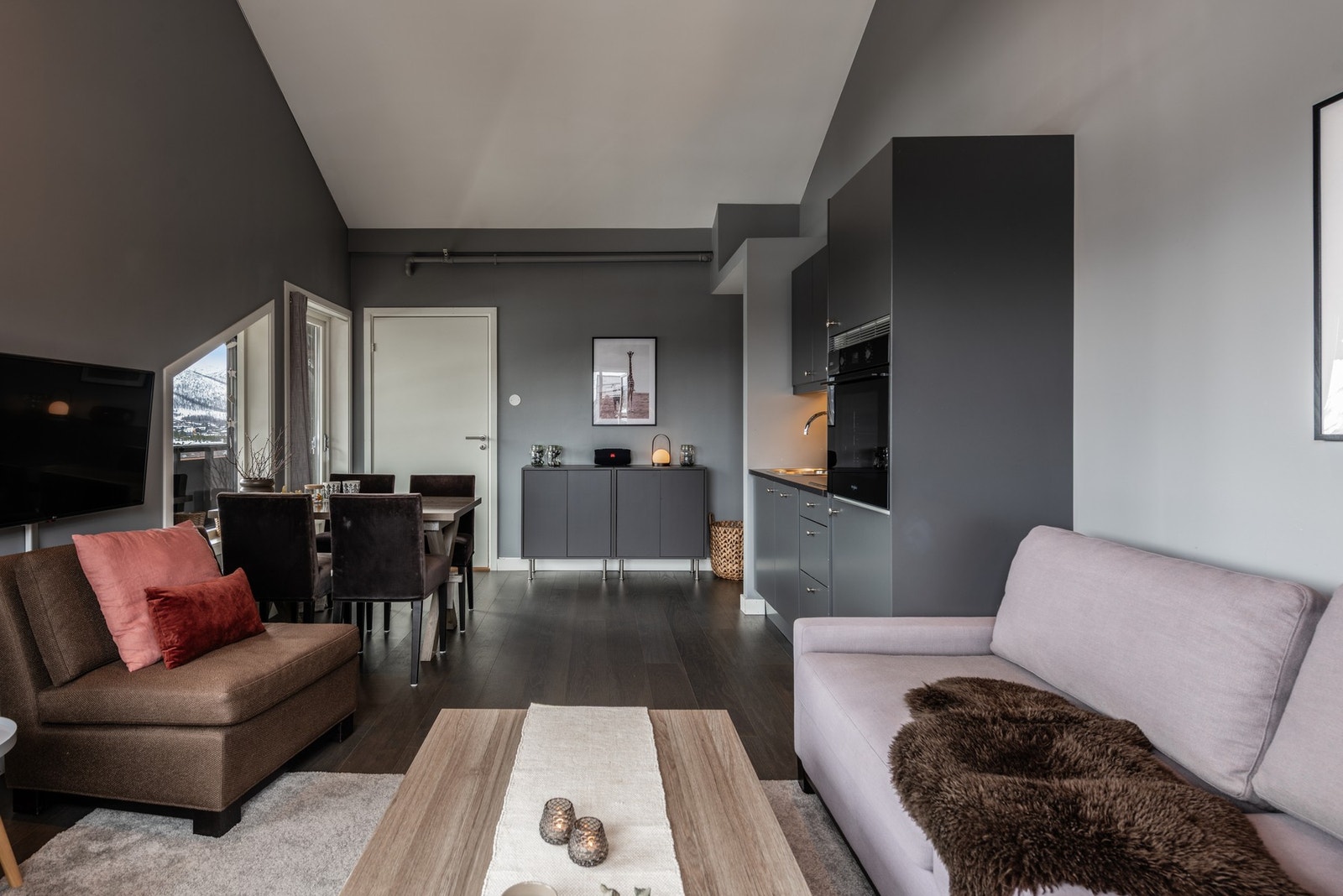 Kjøkkenet har integrert oppvaskmaskin, kjøleskap, stekeovn og koketopp Galleribilde