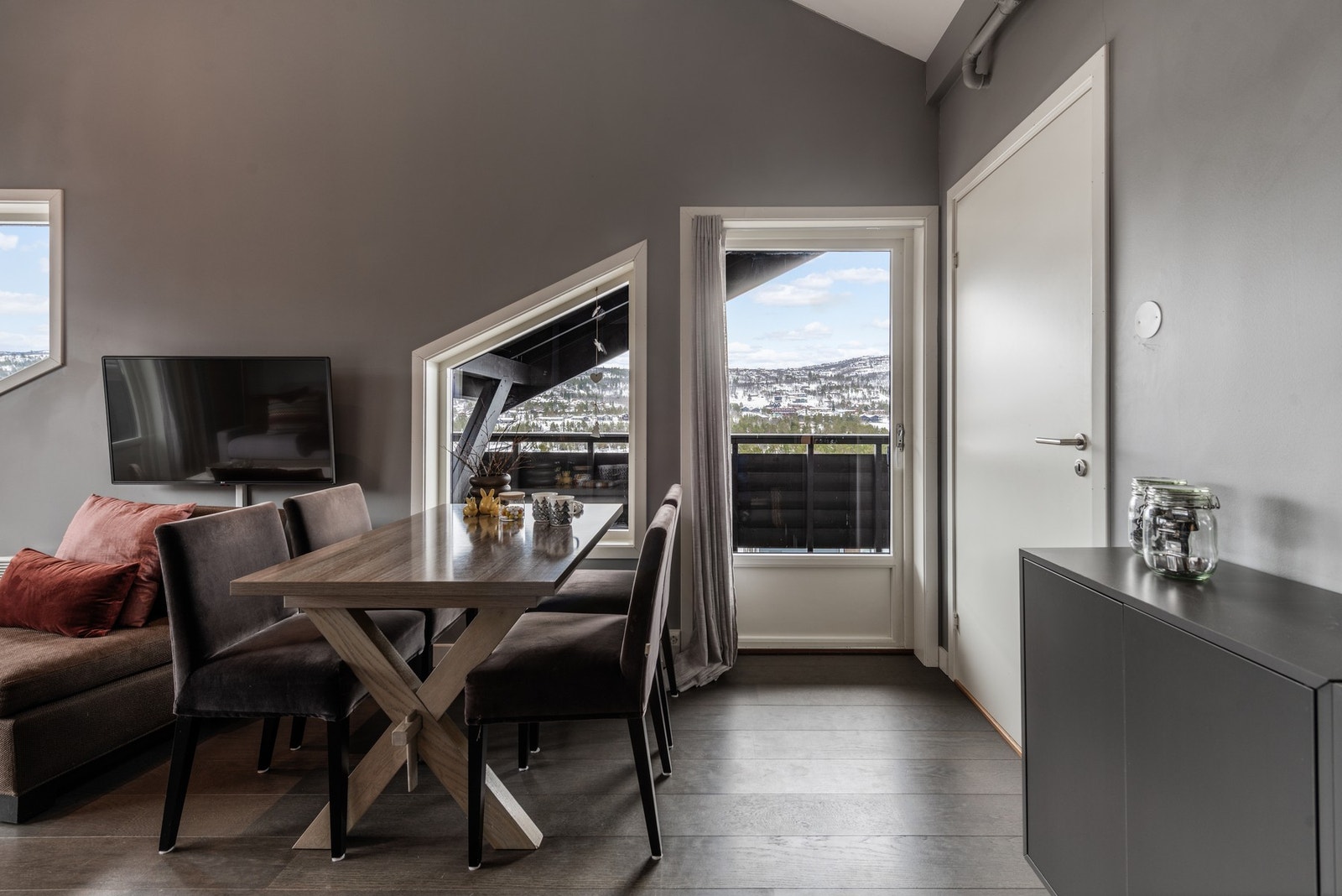 Balkongen strekker seg rundt hjørnet på leiligheten Galleribilde