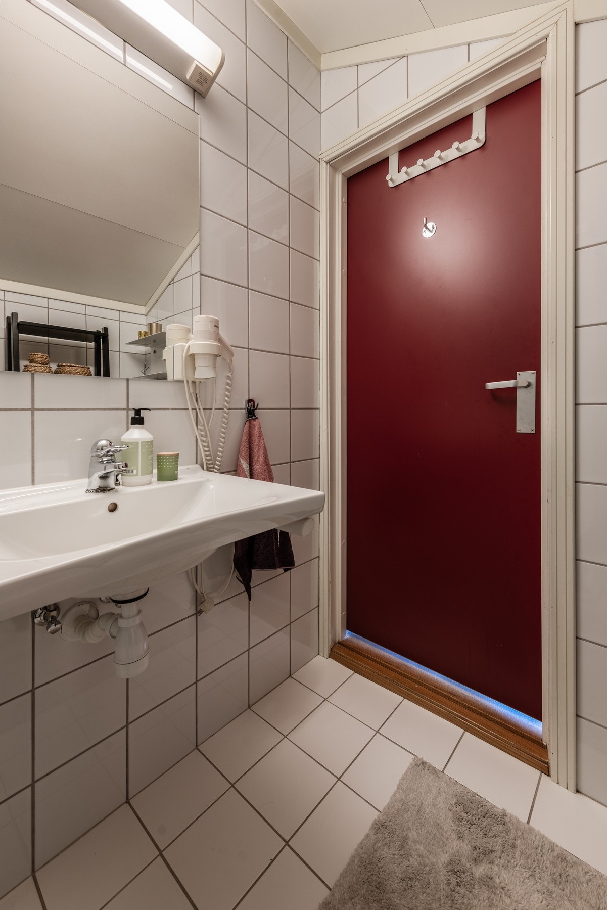 Dette badet er også flislagt med dusj, håndvask og toalett Galleribilde