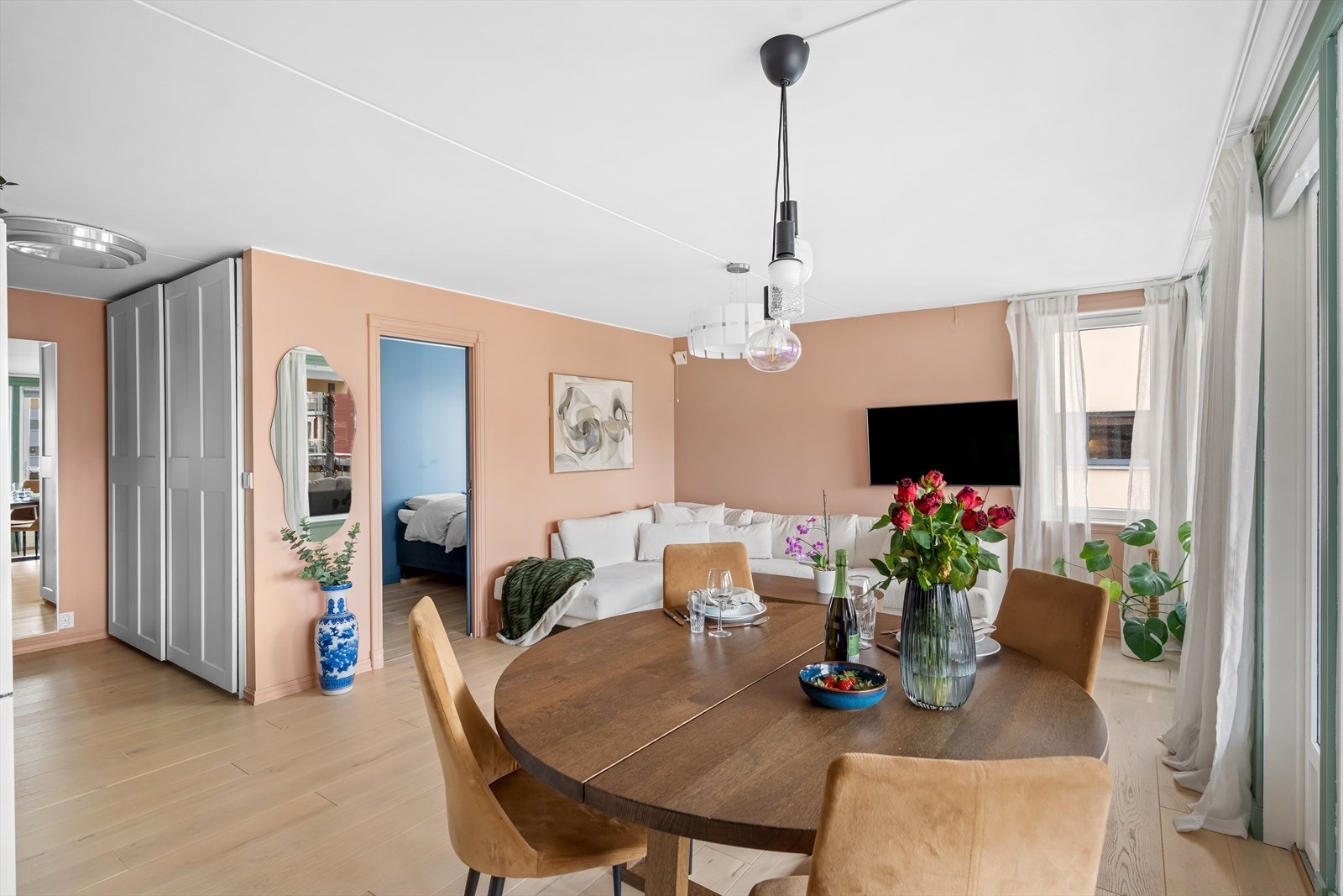 Fra stuen er det naturlig flyt videre til spiseplassen. Store vinduer slipper inn rikelig med dagslys. Galleribilde