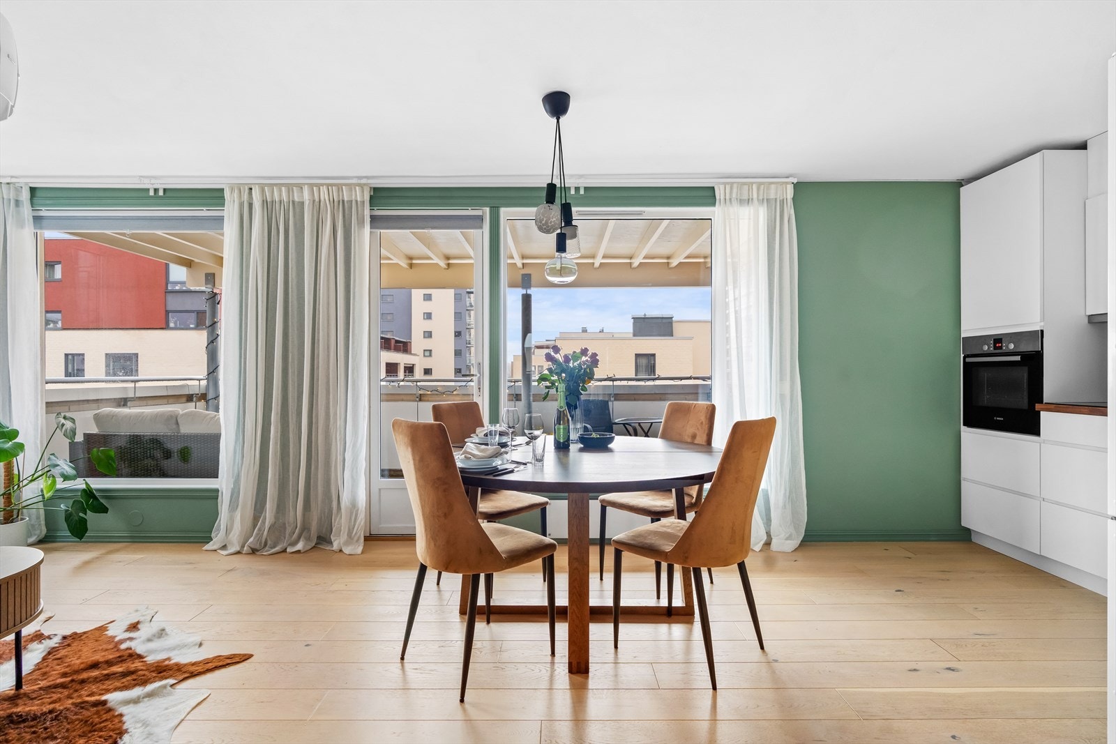 Spisestue med plass til hyggelige måltider. Direkte utgang til balkongen gir en ekstra dimensjon. Galleribilde