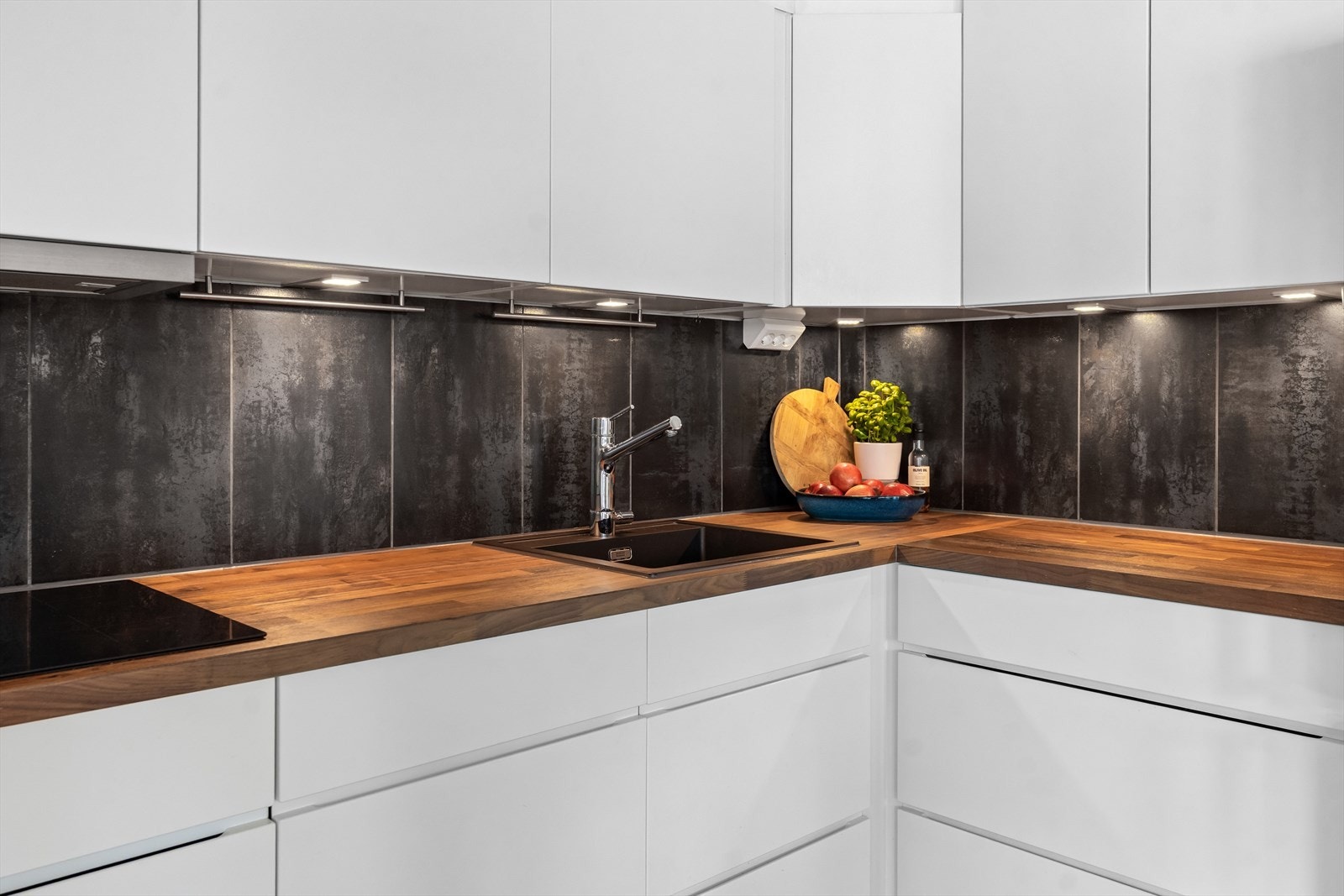 Kjøkkenet har praktisk utforming og god arbeidsflyt. Tidløse materialvalg gir et elegant uttrykk. Galleribilde