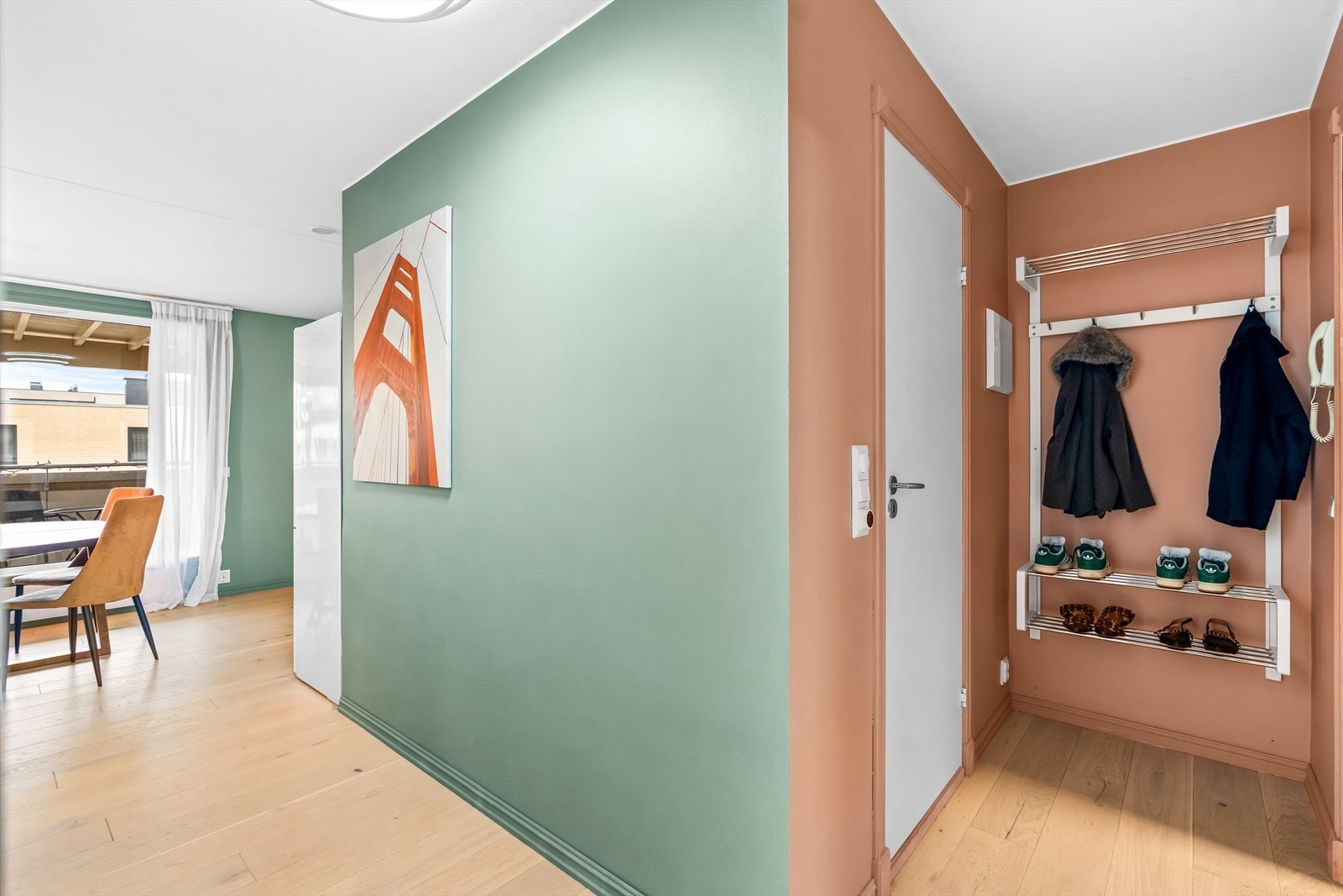 Innbydende entré med fine fargevalg og god plass til yttertøy. Galleribilde