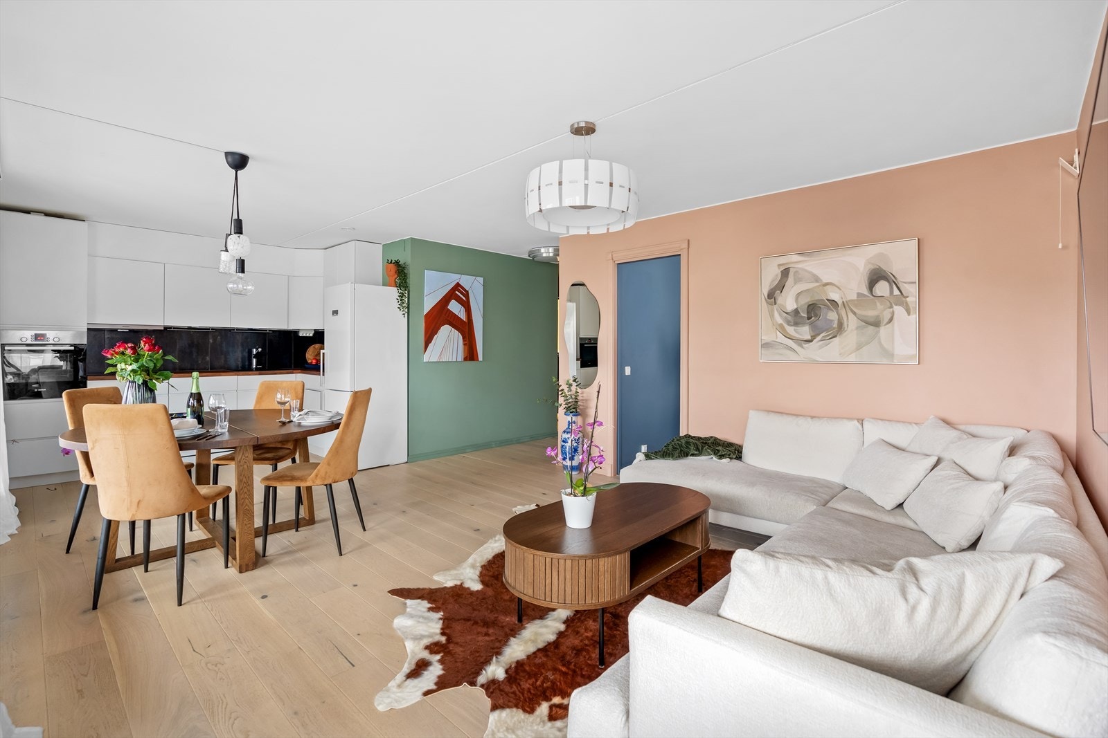 Lys og romslig stue med store vindusflater og utgang til balkong. Her får du en luftig og behagelig atmosfære. Galleribilde