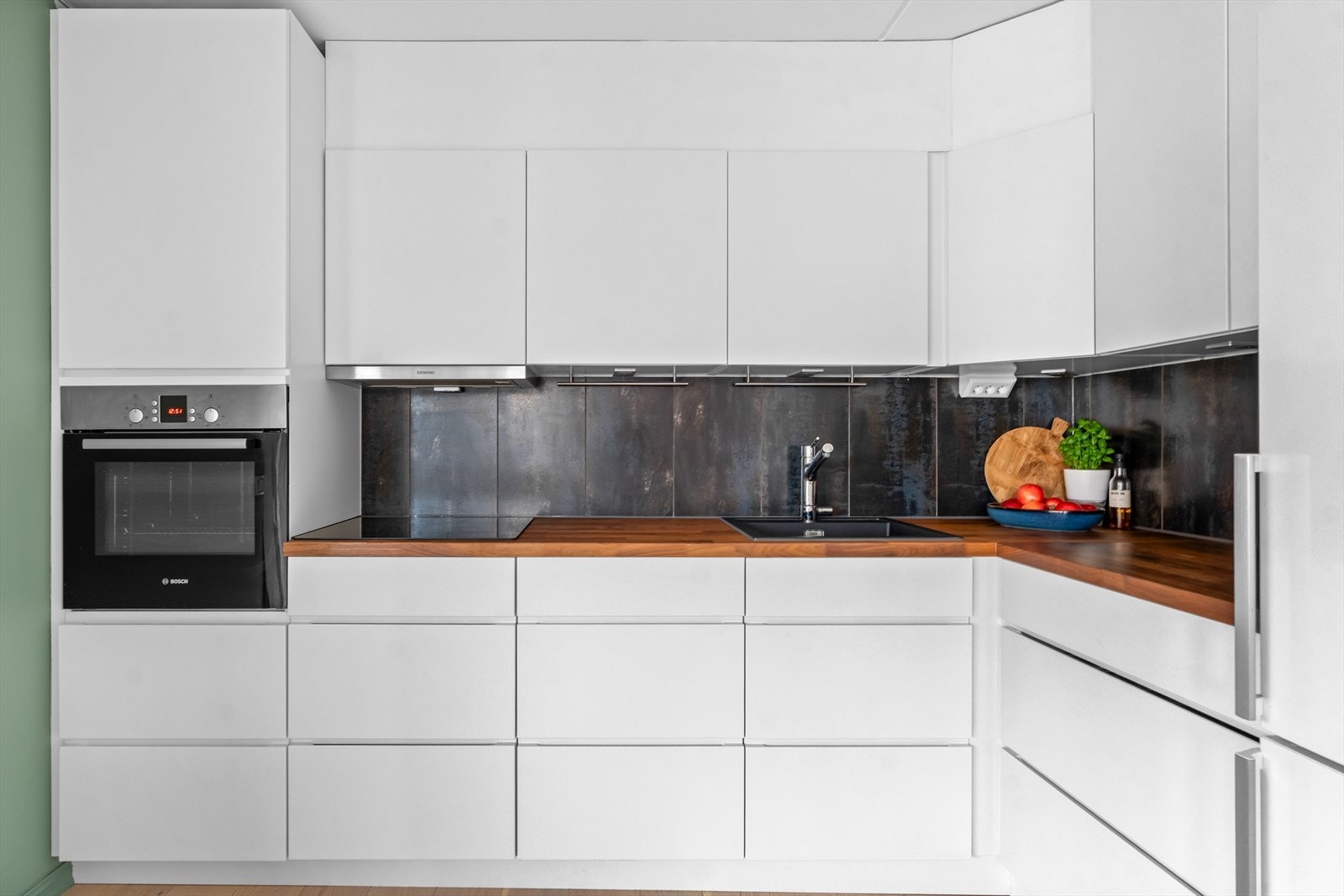 Stilrent kjøkken med god benkeplass og rikelig med oppbevaring. Galleribilde