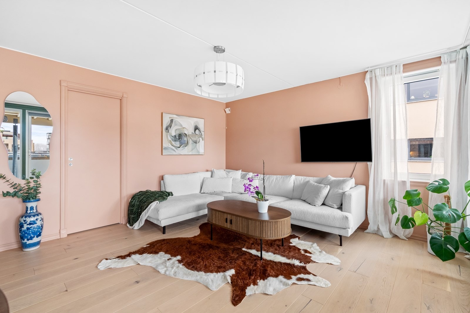 Stuen har god plass til både sofagruppe og spisebord. Åpen løsning gir en sosial og innbydende følelse. Galleribilde