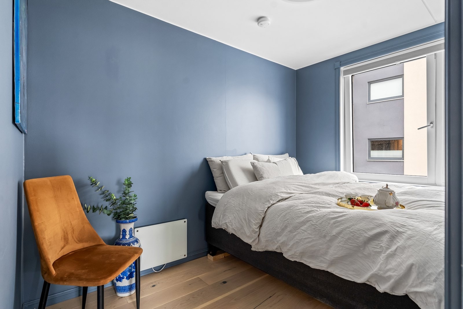 Soverom i rolige fargetoner med god plass til seng og garderobe. Galleribilde