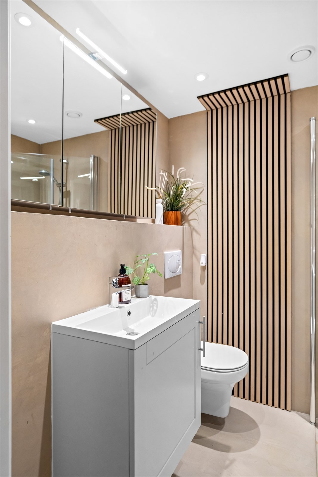 Badet har stilrene overflater og god funksjonalitet. Galleribilde