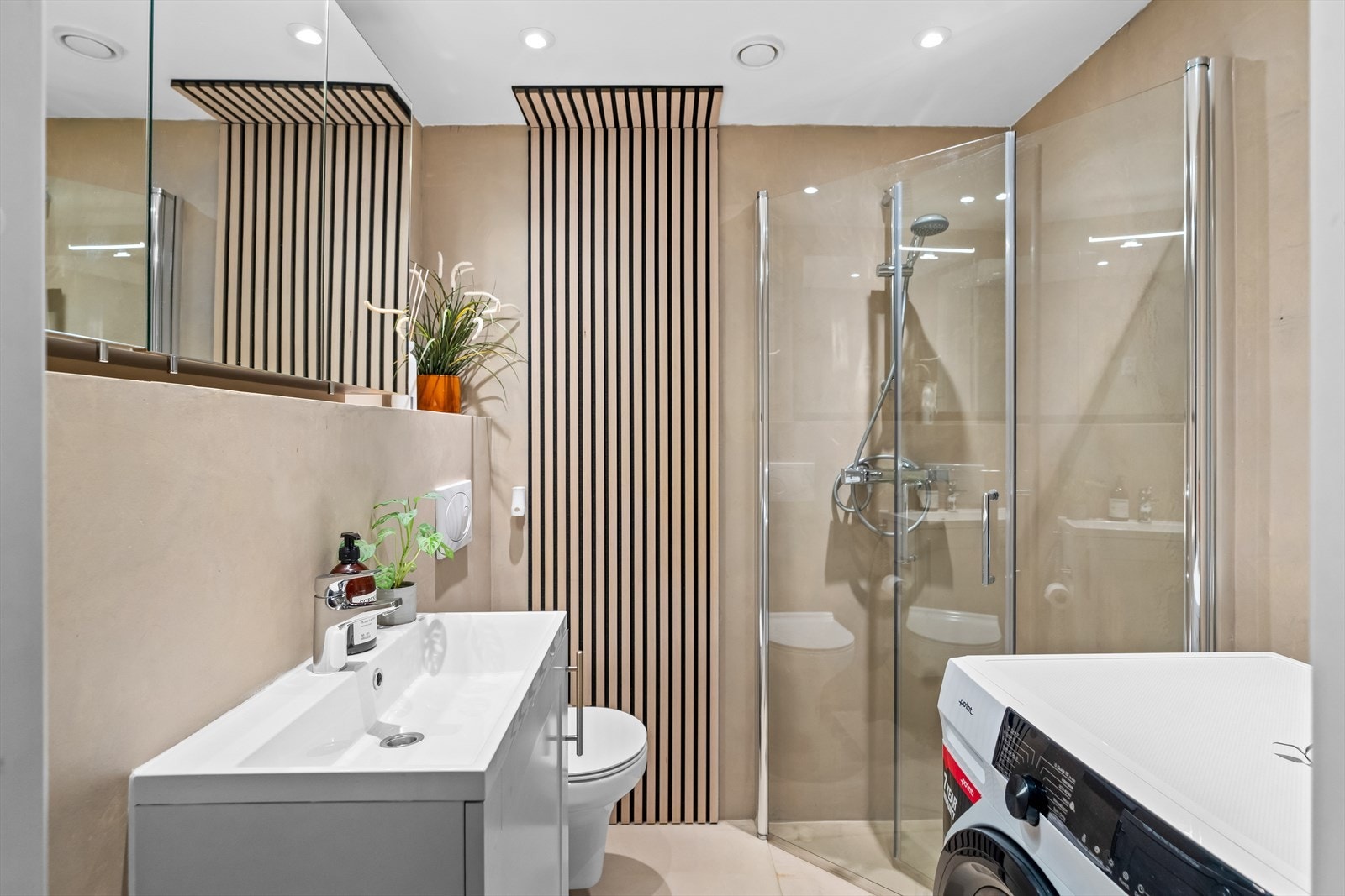 Delikat bad med moderne innredning og dusjløsning. Galleribilde