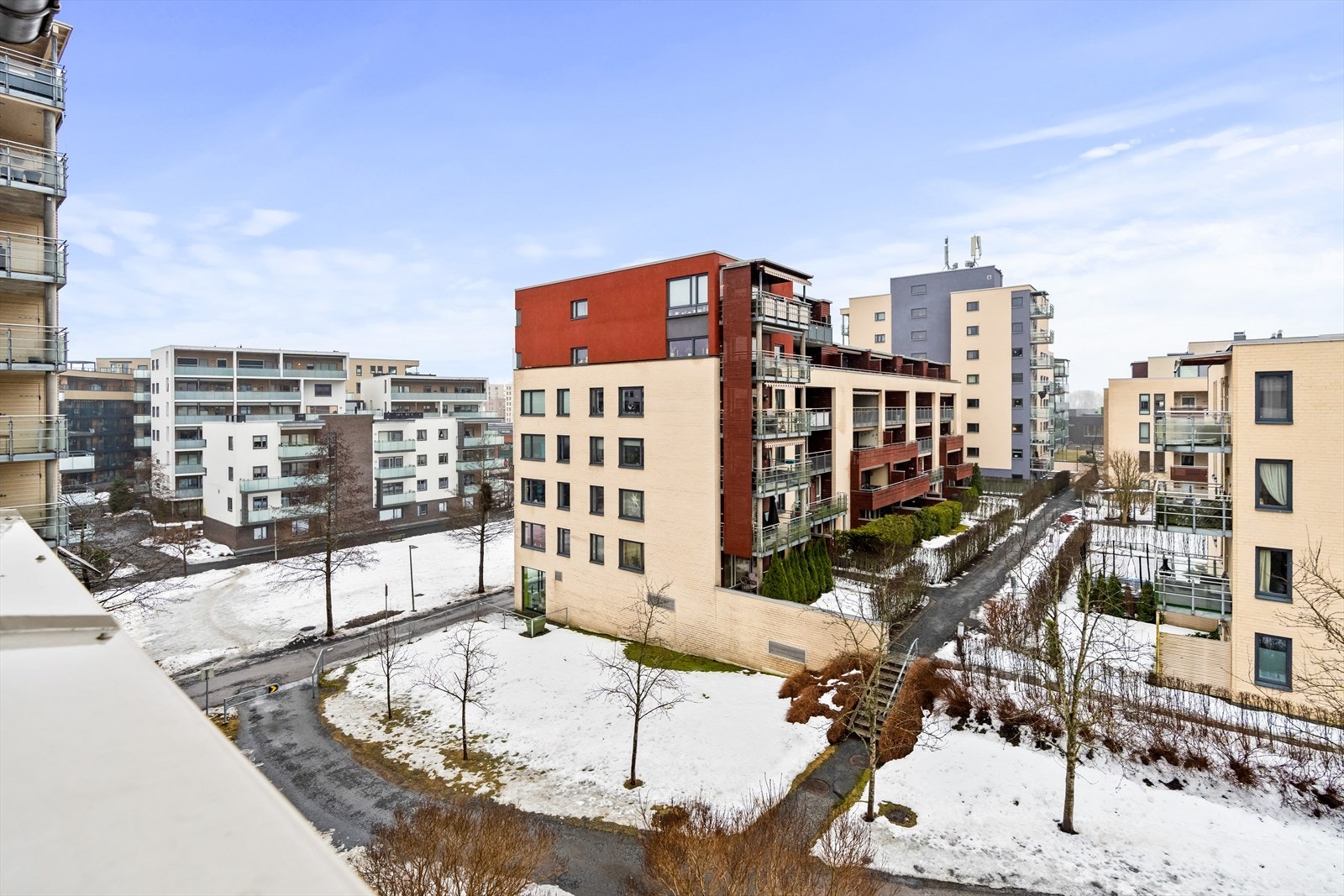 Fine uteområder med hyggelig bebyggelse rundt. Galleribilde