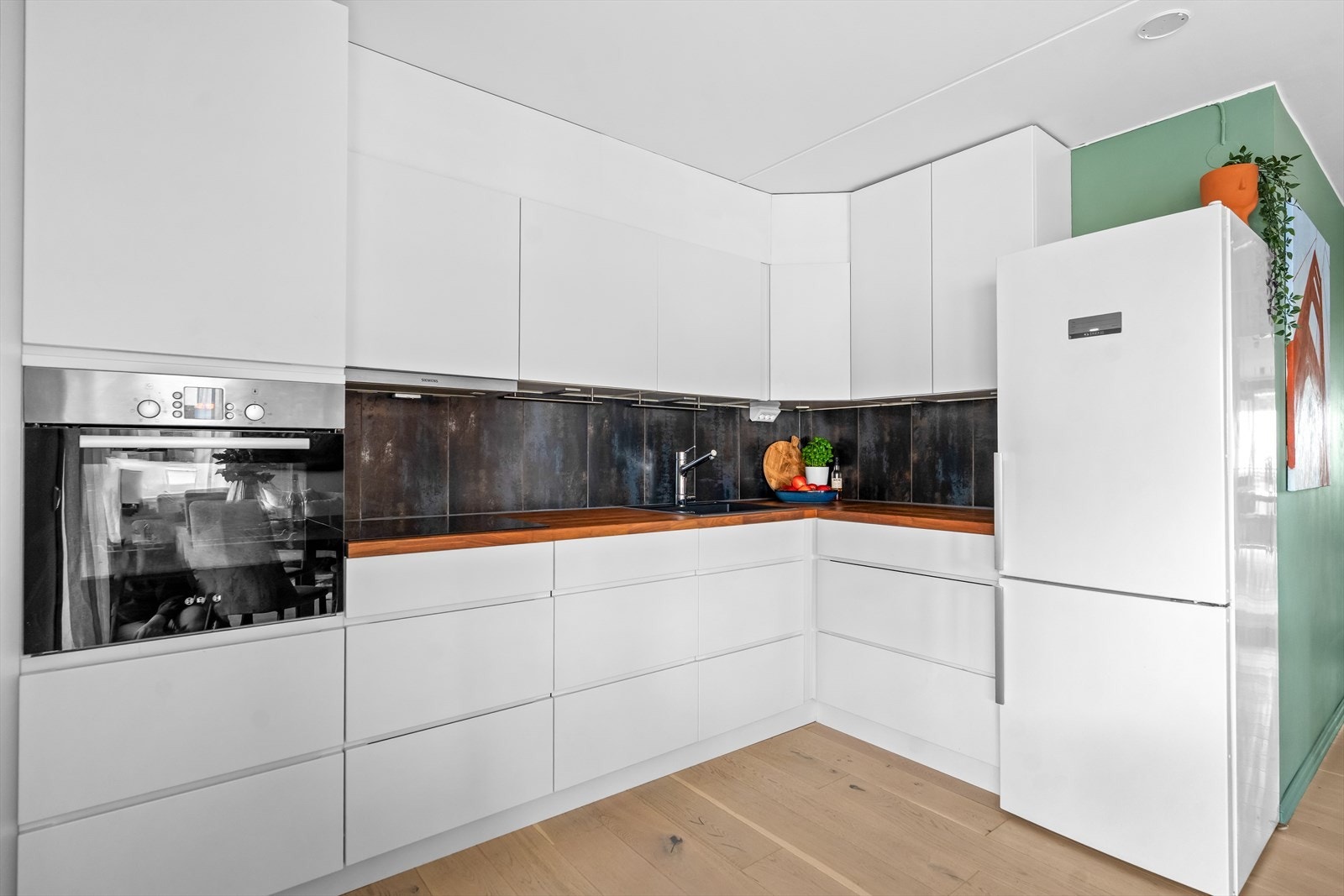 Moderne kjøkken med integrerte hvitevarer og rene linjer. Her er det lagt til rette for matglede. Galleribilde