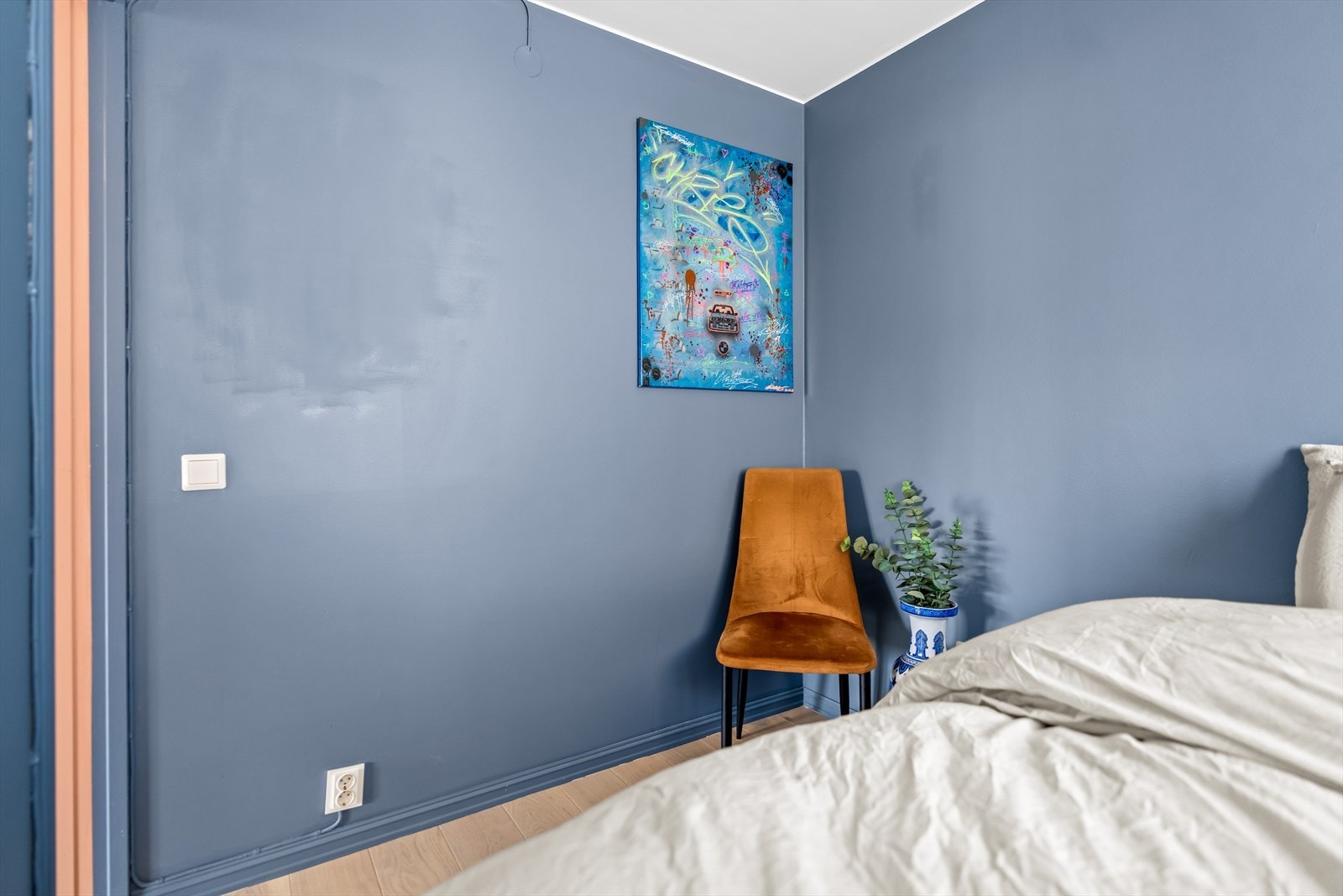 Soverommet fremstår lyst og innbydende. Perfekt som en avslappende oase. Galleribilde