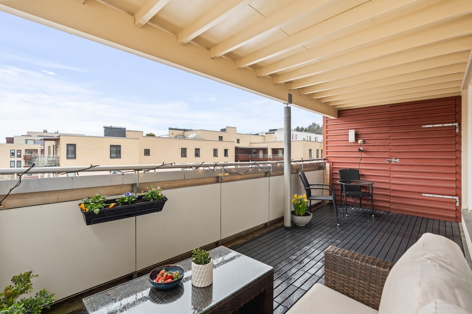 Romslig balkong med god plass til sittegruppe. Perfekt for varme dager. Galleribilde