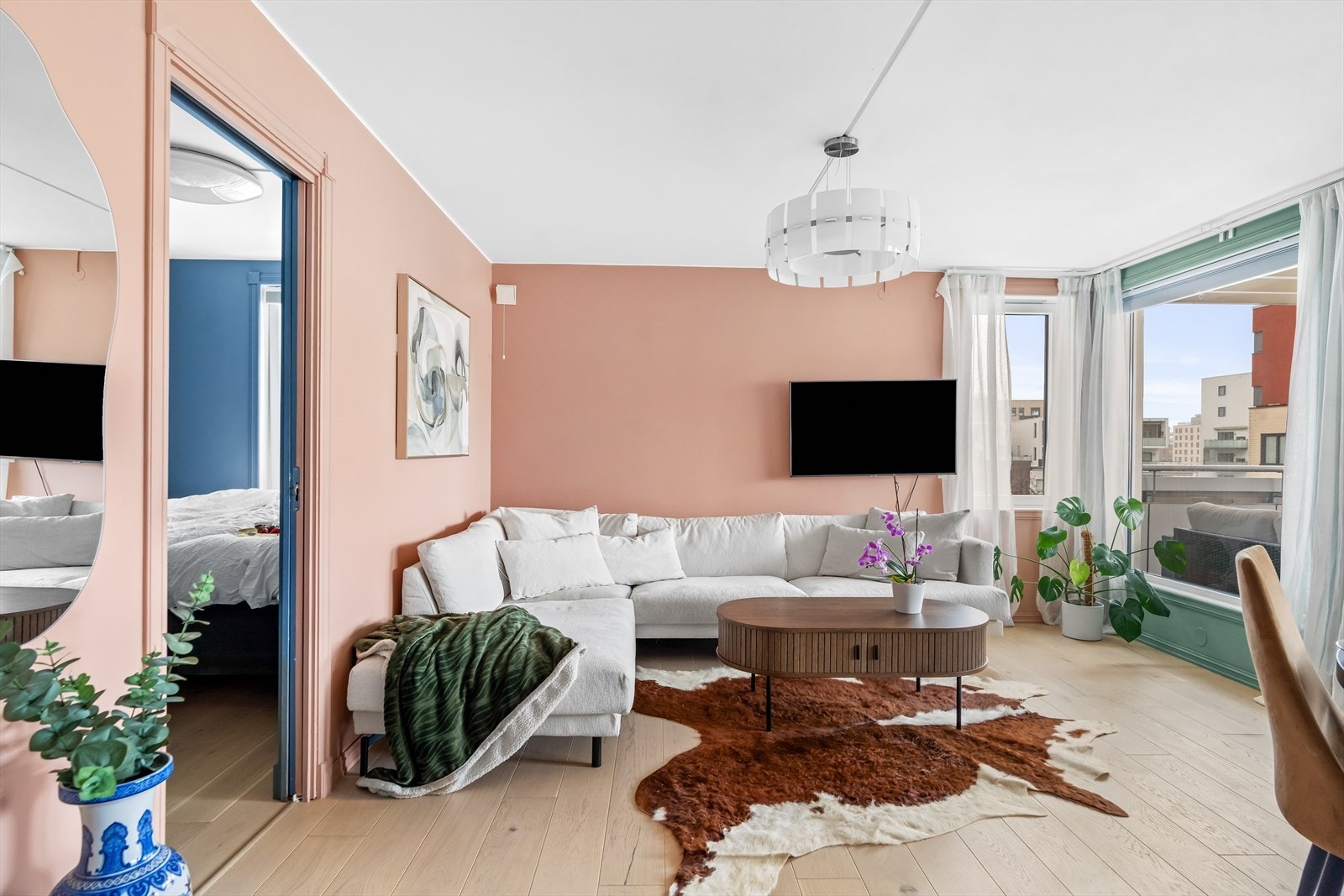 Delikat stue med moderne fargevalg og gode lysforhold. Perfekt for både avslapning og gjester. Galleribilde