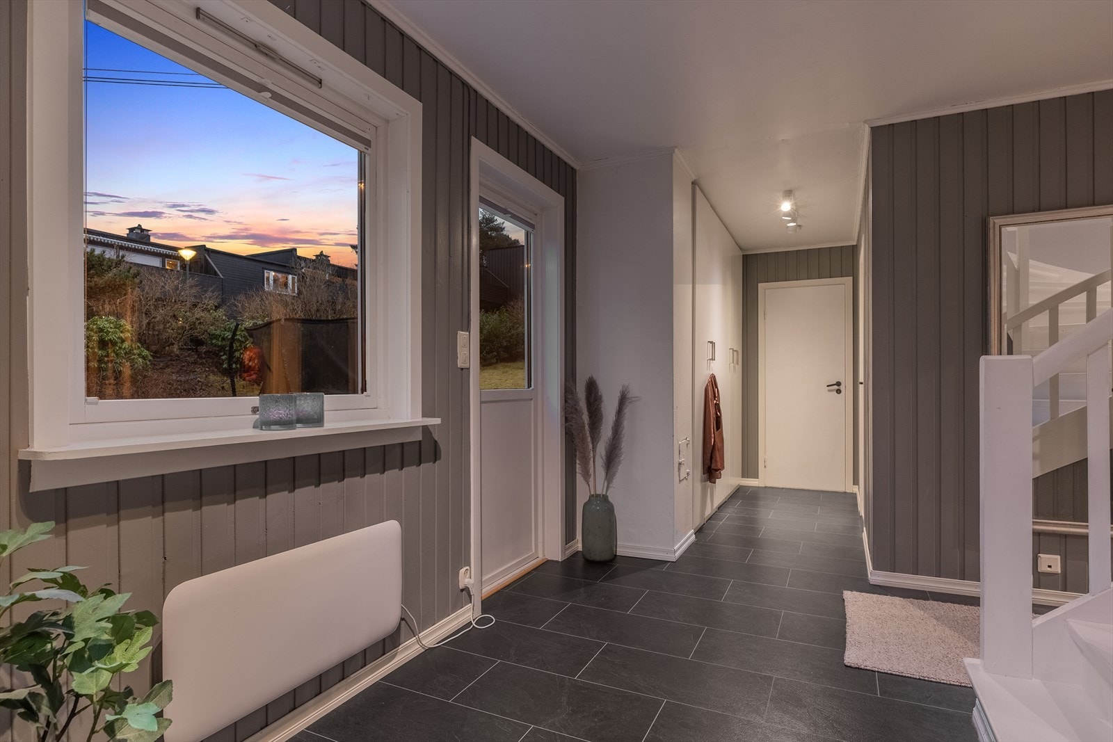 I 1. etasje er det 3 soverom, toalett og baderom. Fra hallen er det utgang til hagen i bakkant av boligen. Galleribilde