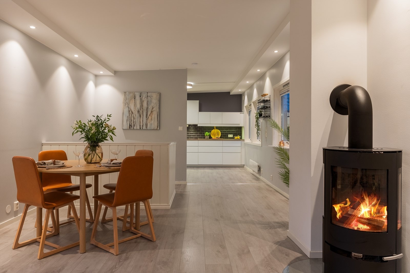 Kjøkkenet er adskilt fra stuen Galleribilde