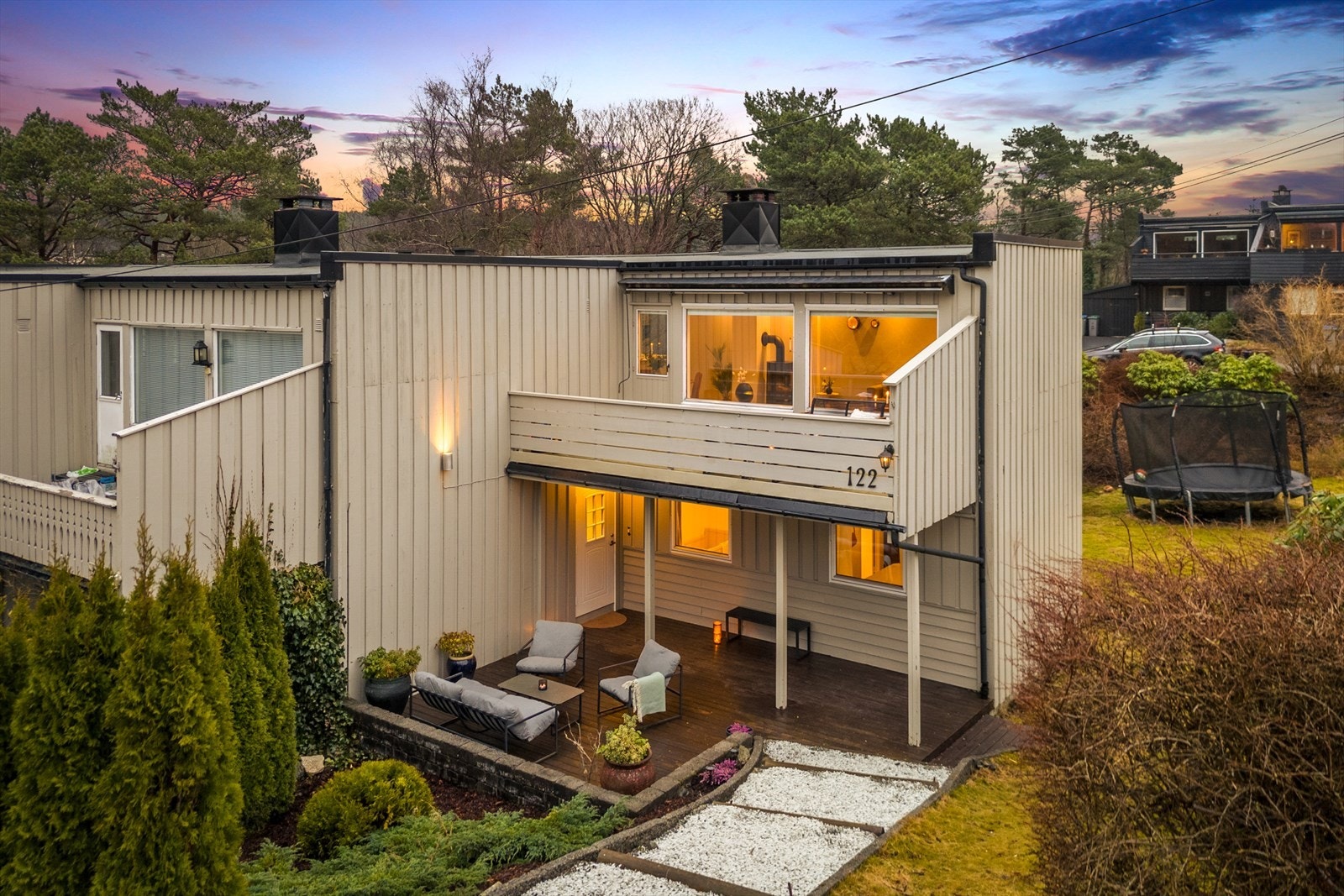 God beliggenhet på enden av rekken. Boligen er vestvendt med gode solforhold. Galleribilde