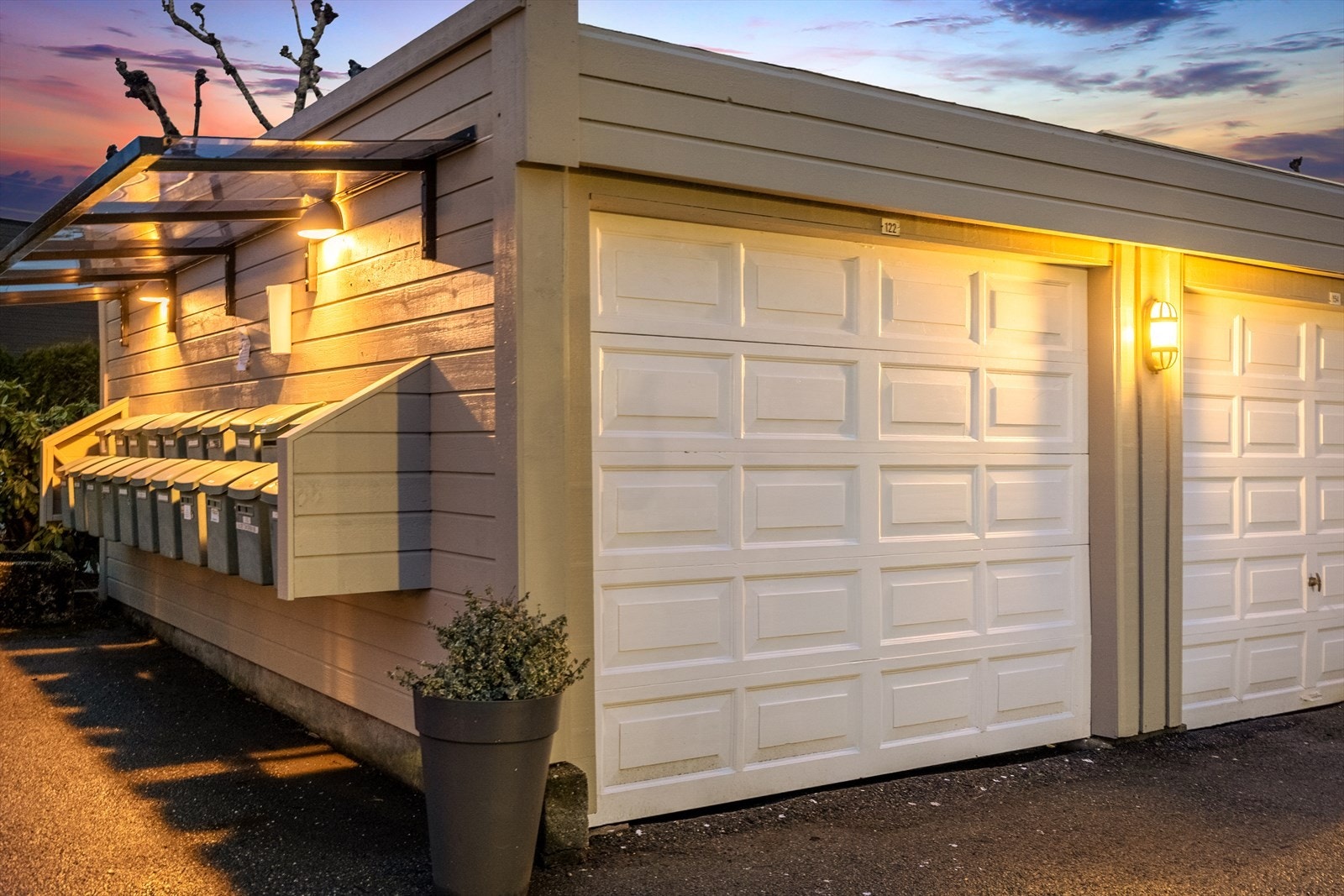 Det medfølger garasje, her er det installert lader for el-bil Galleribilde