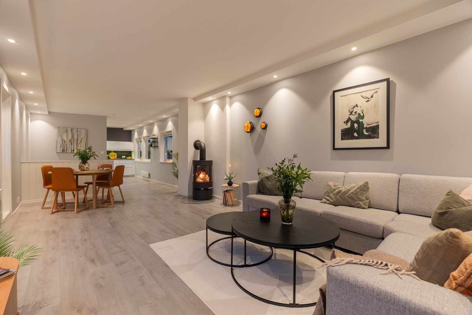 Peisovn varmer godt på kalde vinterdager. Det er også montert varmepumpe i 1. etasje, som sikrer jevn temperatur i boligen gjennom hele året. Galleribilde