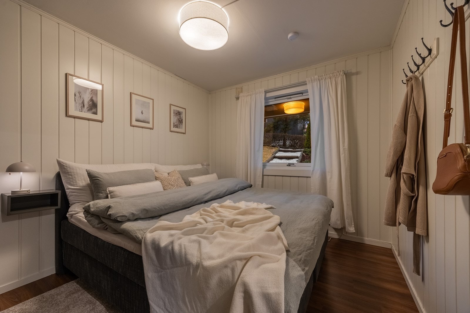 Hovedsoverommet er av god størrelse med plass til dobbeltseng, nattbord og stor garderobe Galleribilde