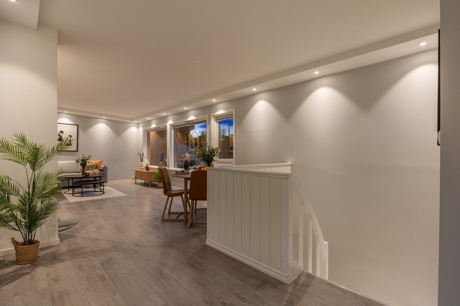 Stuen er lys og innbydende med lysmalte veggflater og slitesterk laminat på gulv. Galleribilde