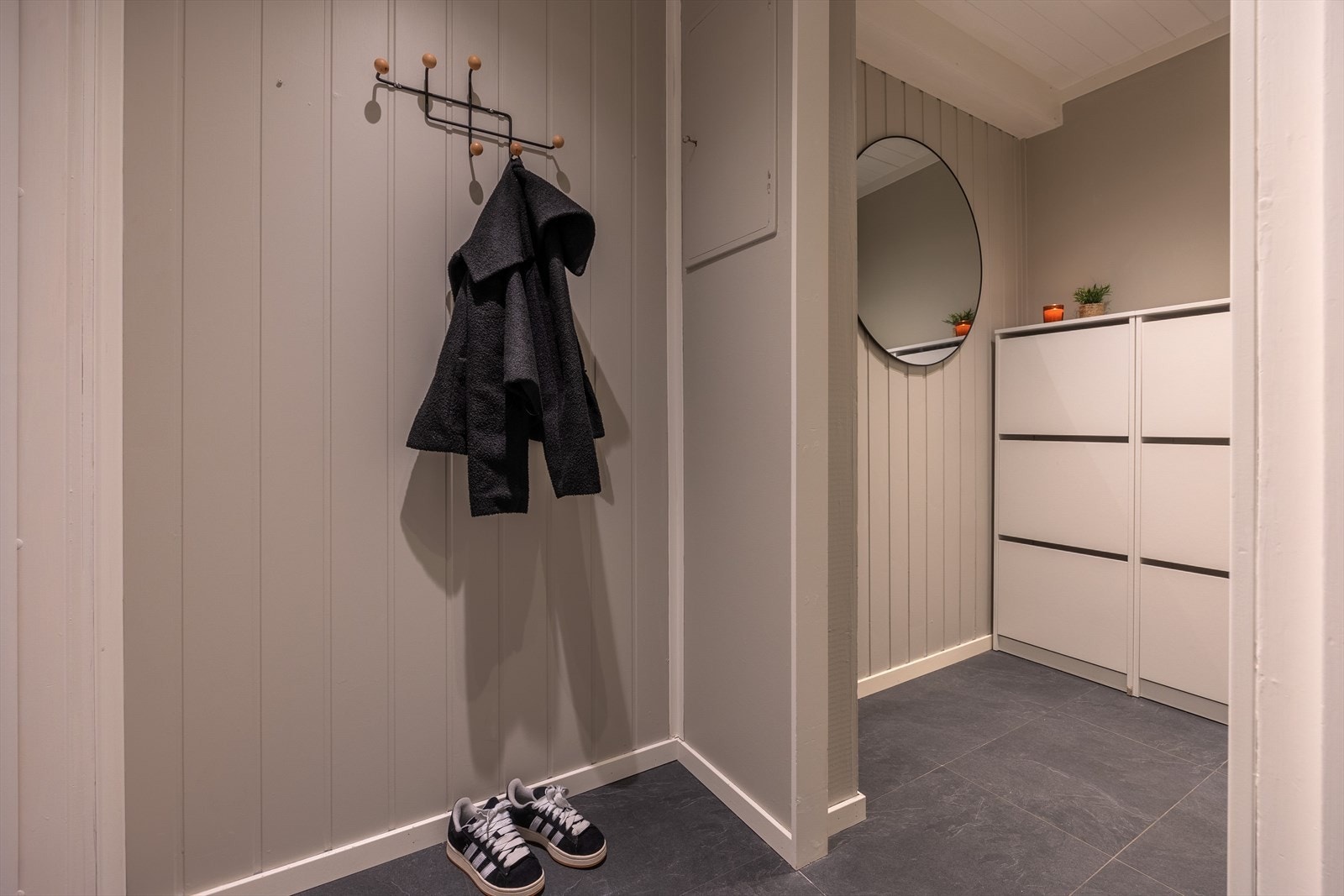 Velkommen inn! Lys og fin gang med slitesterk laminat på gulv. Sikringsskap er lokalisert her, automatsikringer. Galleribilde