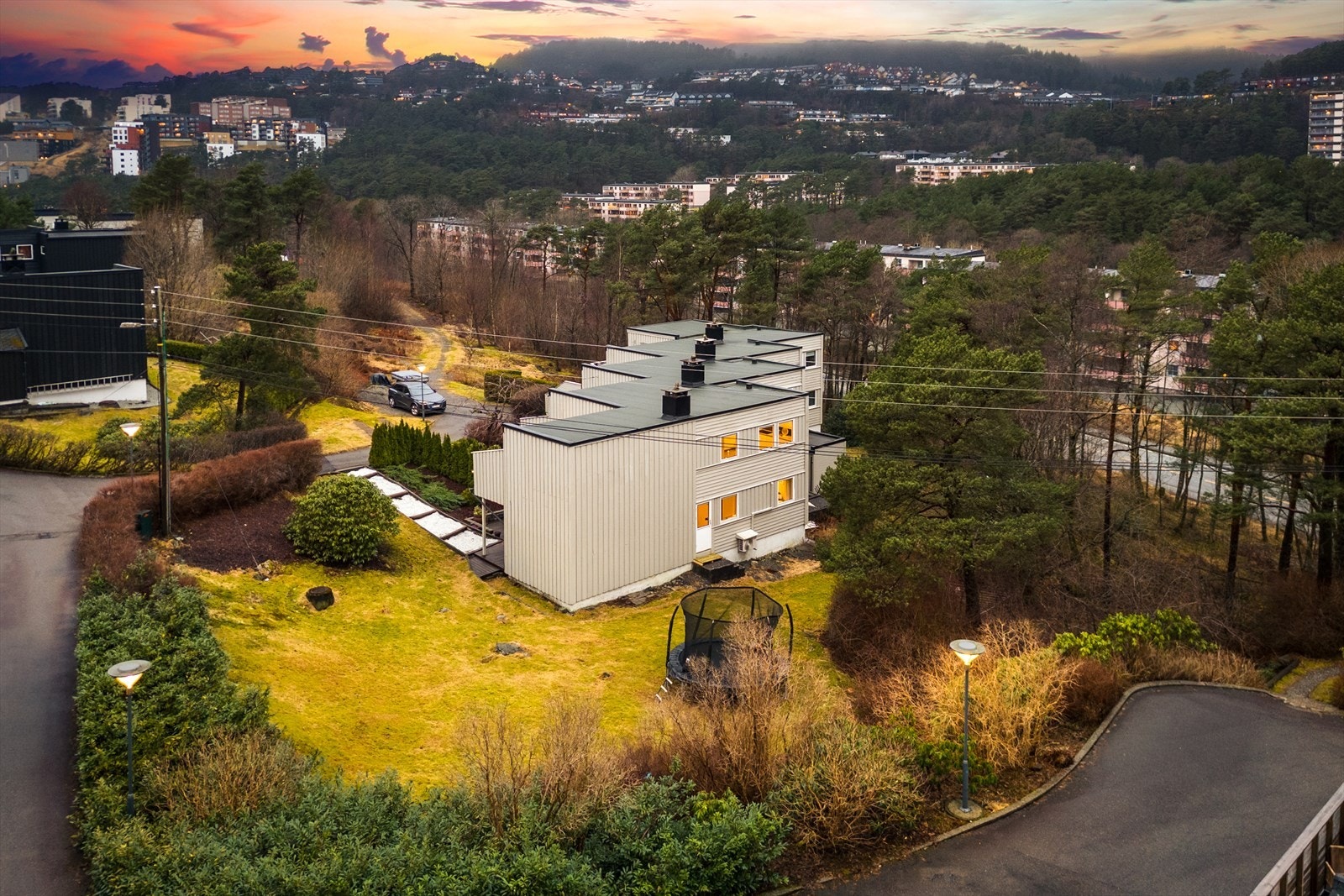 Nabolaget svært barnevennlig, lekeplass like utenfor døren samt gangavstand til flere barnehager og skoler Galleribilde