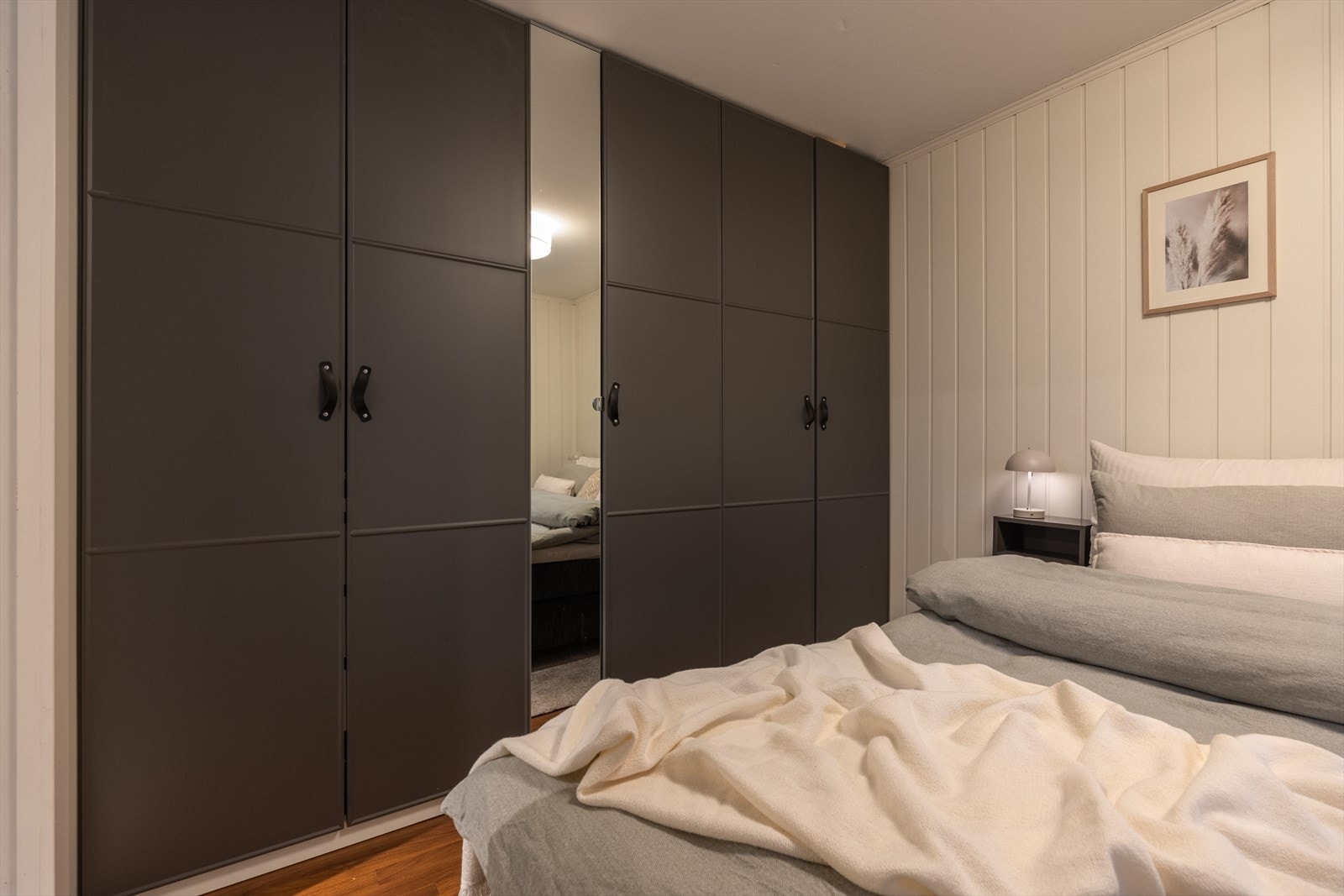 Hovedsoverommet er av god størrelse med plass til dobbeltseng, nattbord og stor garderobe Galleribilde