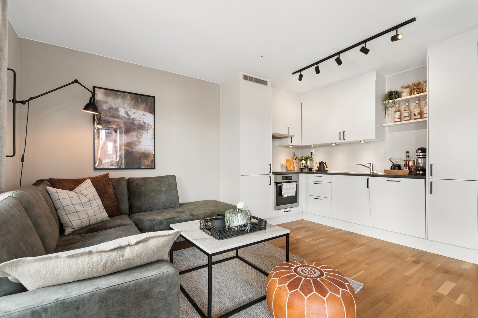 Boligen er malt i lyse og tidsriktige farger som skaper en lun atmosfære. Galleribilde