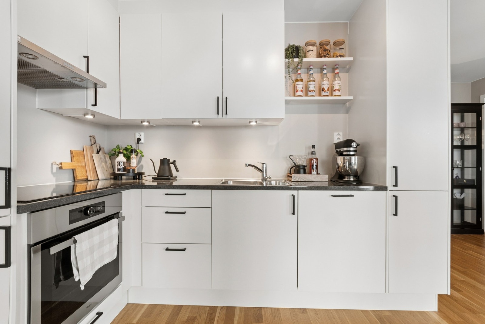 Det er integrert komfyr, koketopp, oppvaskmaskin og kjøl/fryseskap. Galleribilde