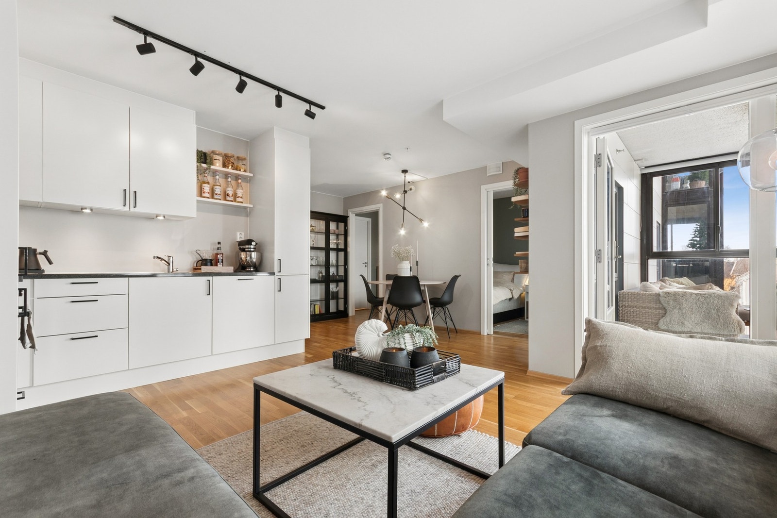 Stilrent kjøkken med innredning i glatte fronter. Galleribilde