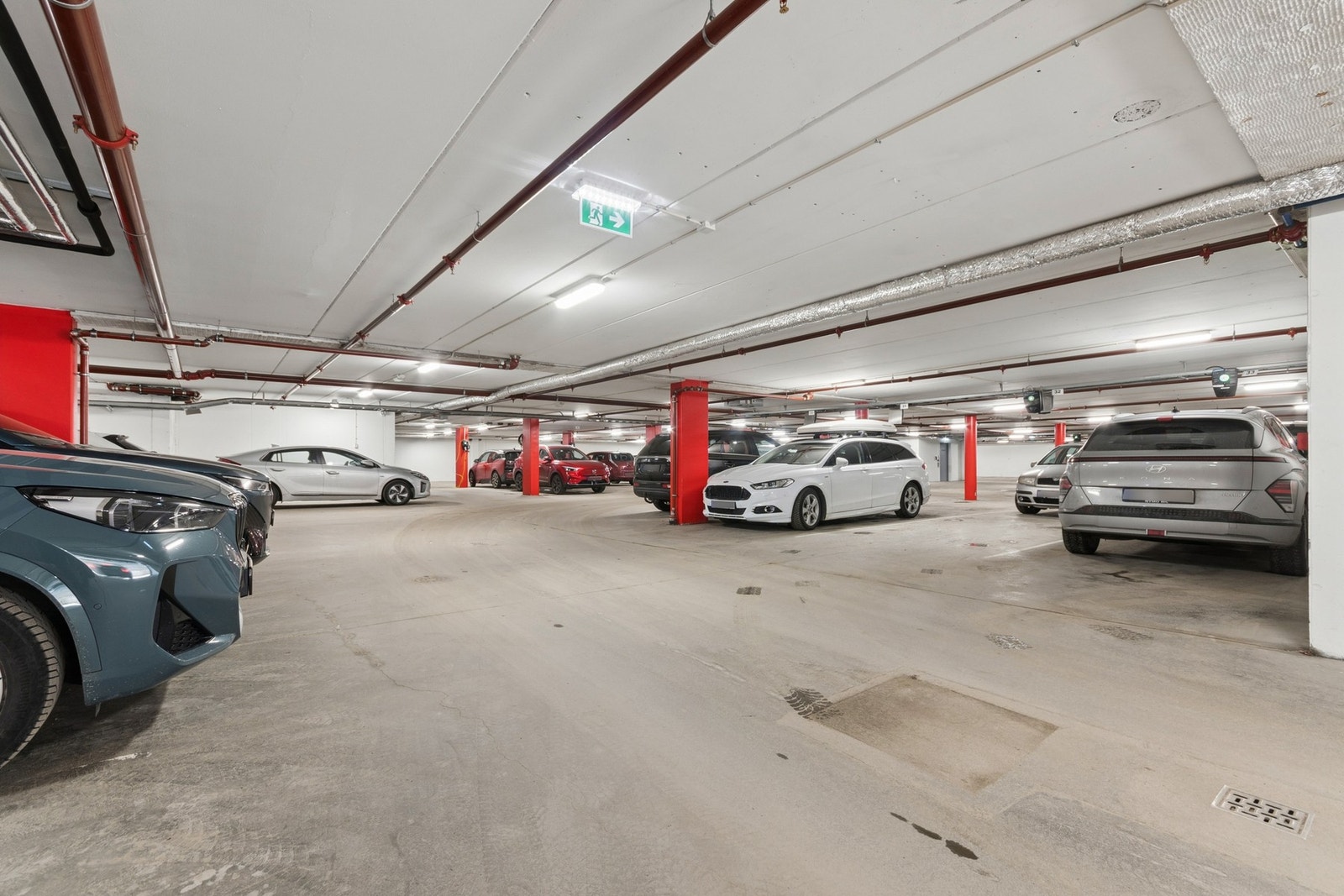 Parkering på fast plass i parkeringskjeller der det er klargjort for etablering av el-bil lader. Galleribilde