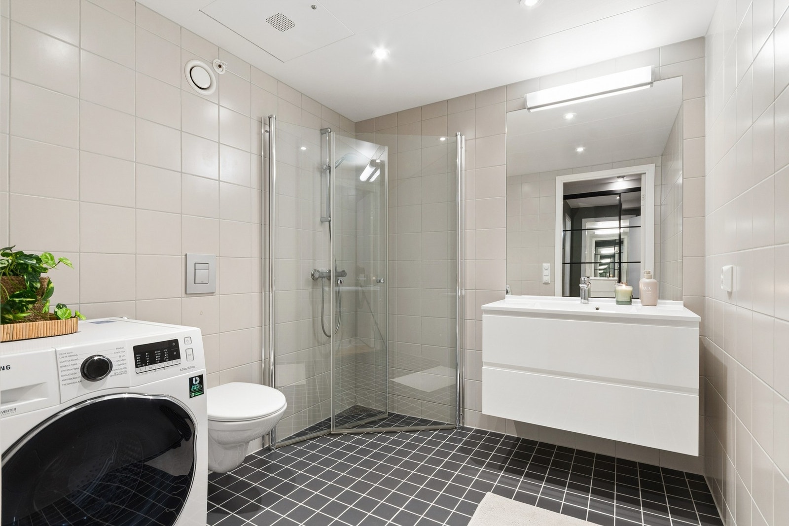 Badet er flislagt med elektriske varmekabler i gulv - opplegg for vaskemaskin. Galleribilde