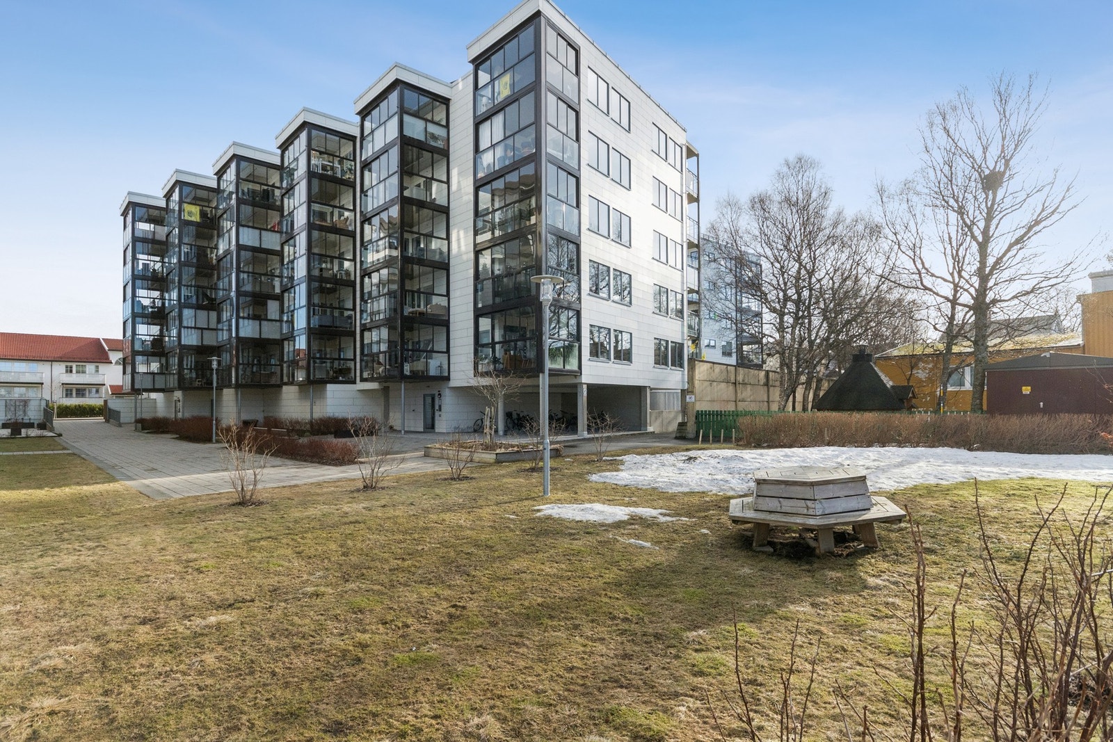 Leiligheten ligger sentrumsnært i Bryggerihagen, i et tilbaketrukket område fra bystøy og skjermet hageområde. Galleribilde