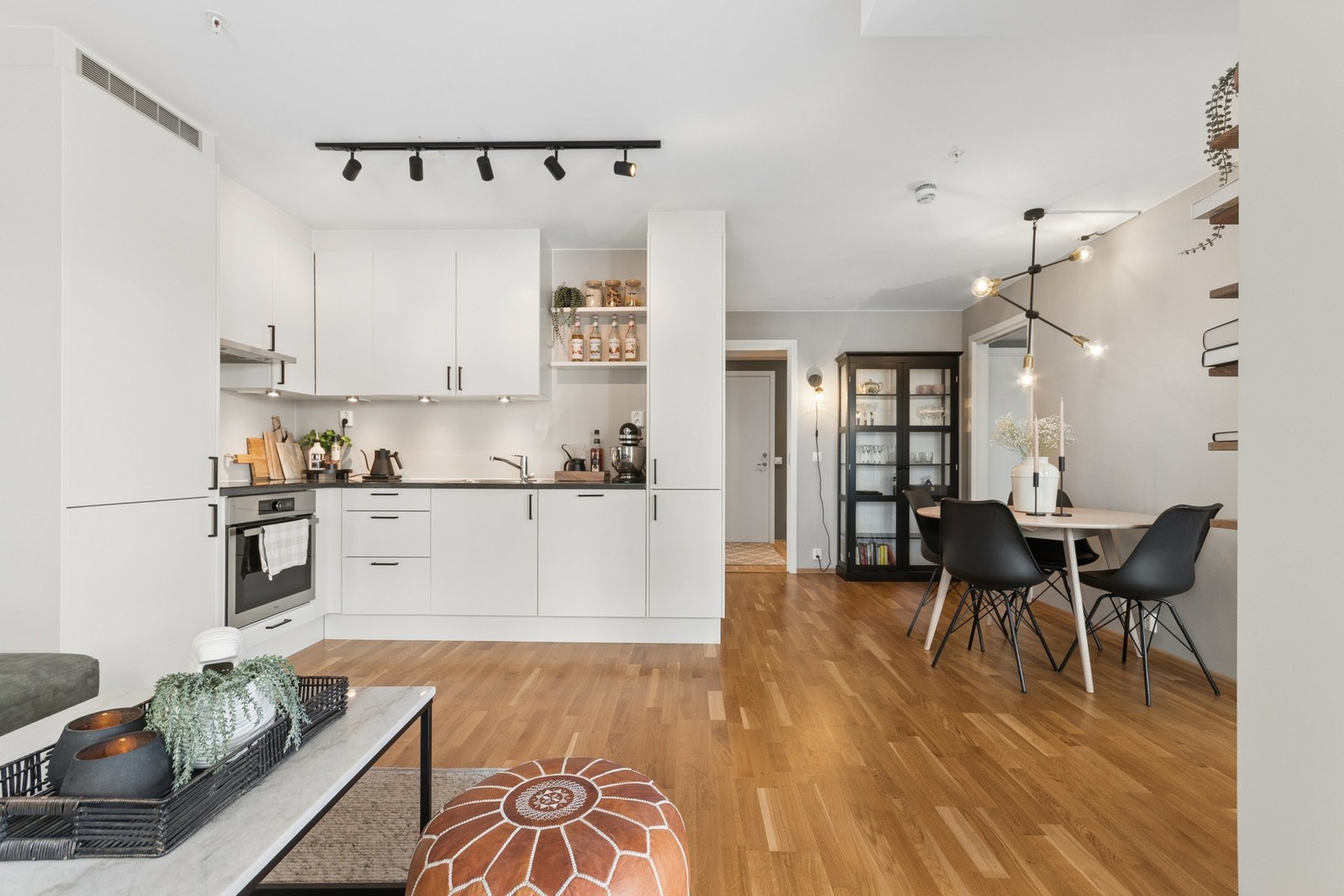 Velkommen til Bankgata 12 - moderne og flott 2-roms leilighet beliggende i sentrum, med kort vei til de fleste fasiliteter! Foto: EFKT. Galleribilde