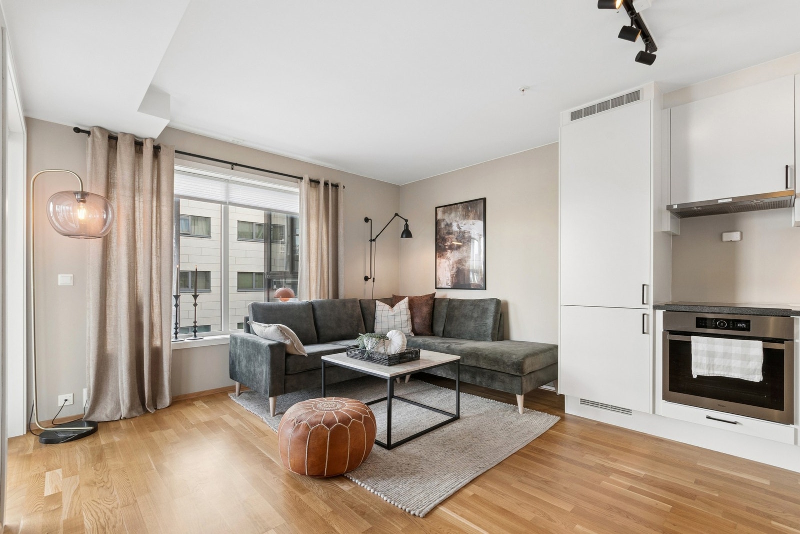 Parkett på gulv og malte overflater. Galleribilde